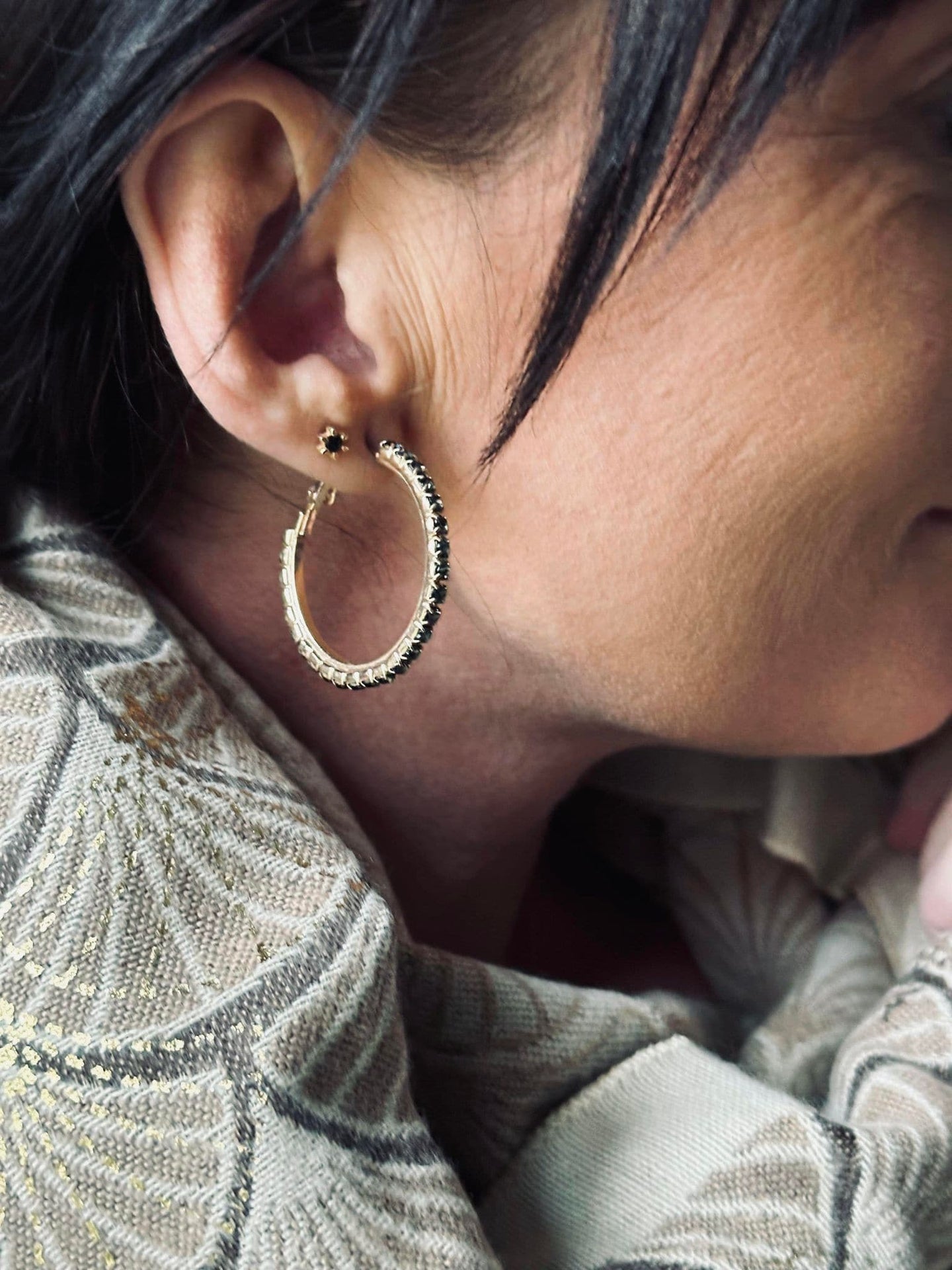 Øreringe Smilla Hoops 18K forgyldt - Black - VIAMAJA.DK