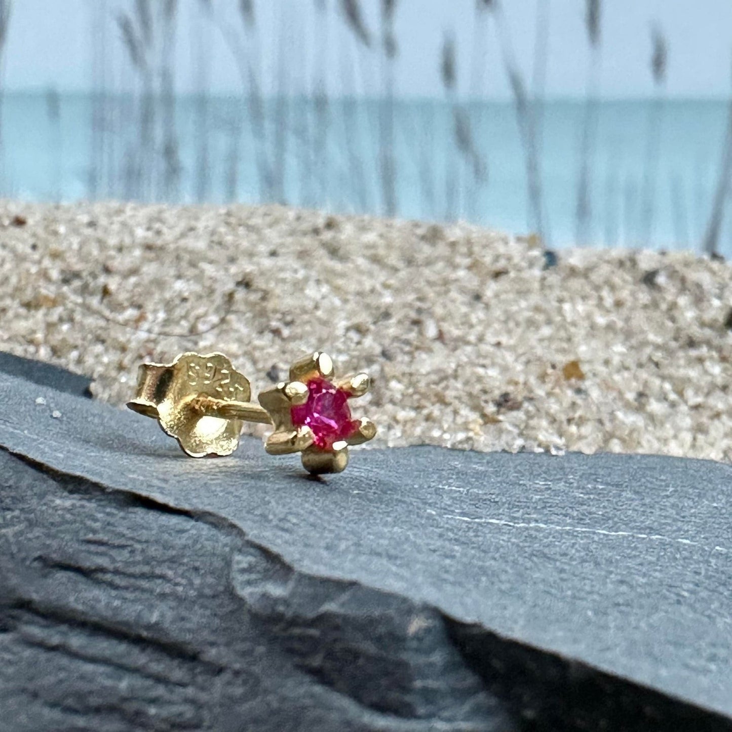 Ørestik Single GIA Magenta 18K forgyldt – 1 stk - VIAMAJA.DK