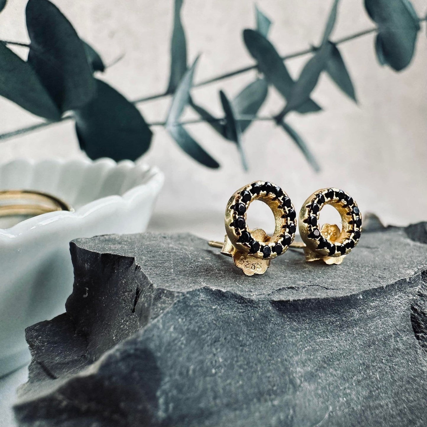 Ørestikker Nynne Black – Forgyldt sterling sølv - VIAMAJA.DK