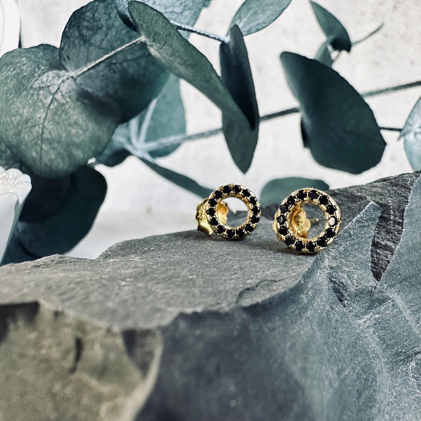 Ørestikker Nynne Black – Forgyldt sterling sølv - VIAMAJA.DK