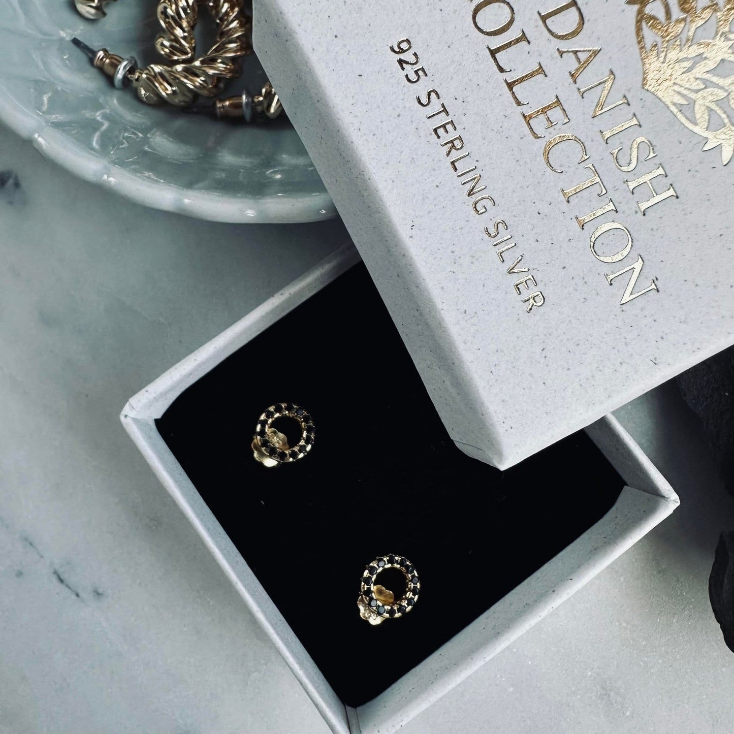 Ørestikker Nynne Black – Forgyldt sterling sølv - VIAMAJA.DK