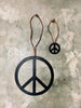 Peace-tecken i lädersnöre - liten