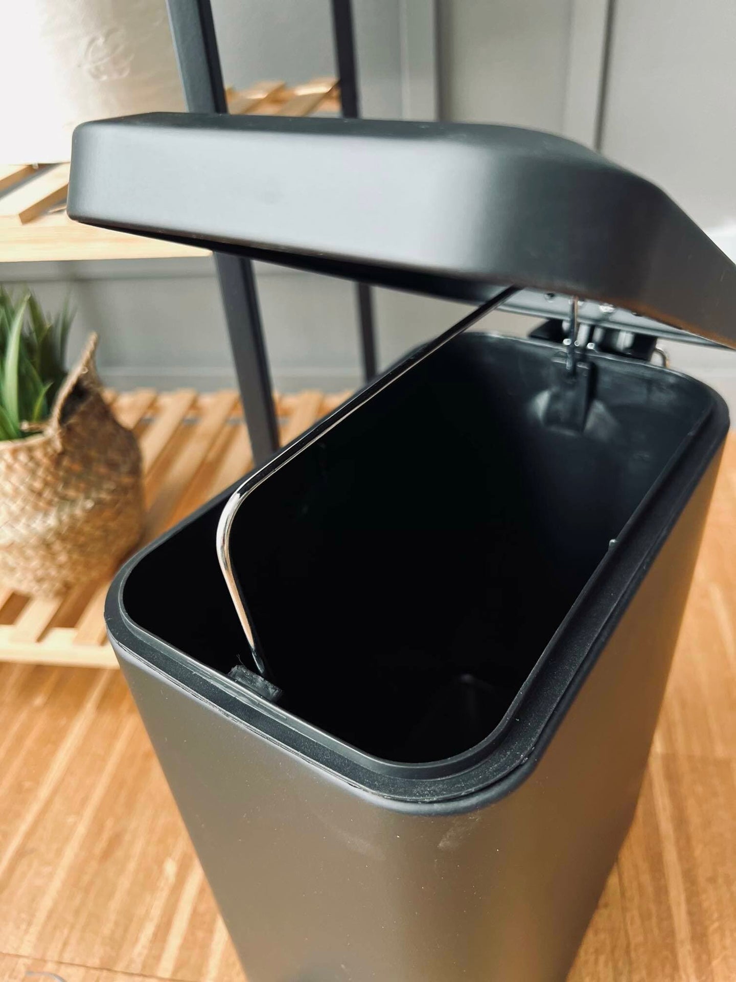 Pedalspand i sort metal - 5 liter - VIAMAJA.DK