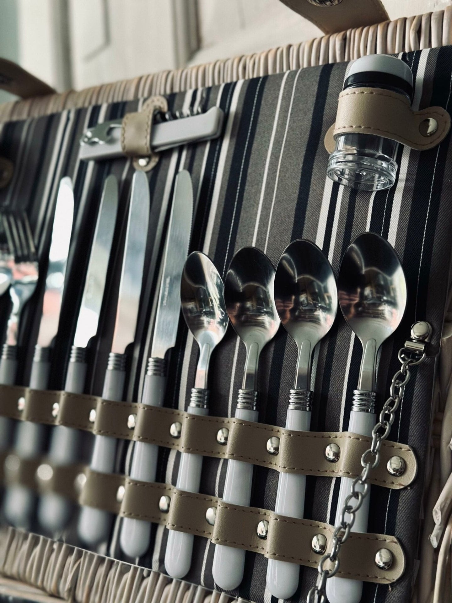 Picnic kurv m. indhold til 4 personer - VIAMAJA.DK