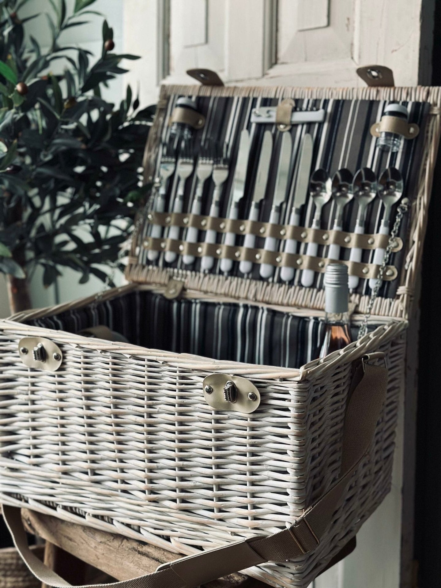 Picnic kurv m. indhold til 4 personer - VIAMAJA.DK