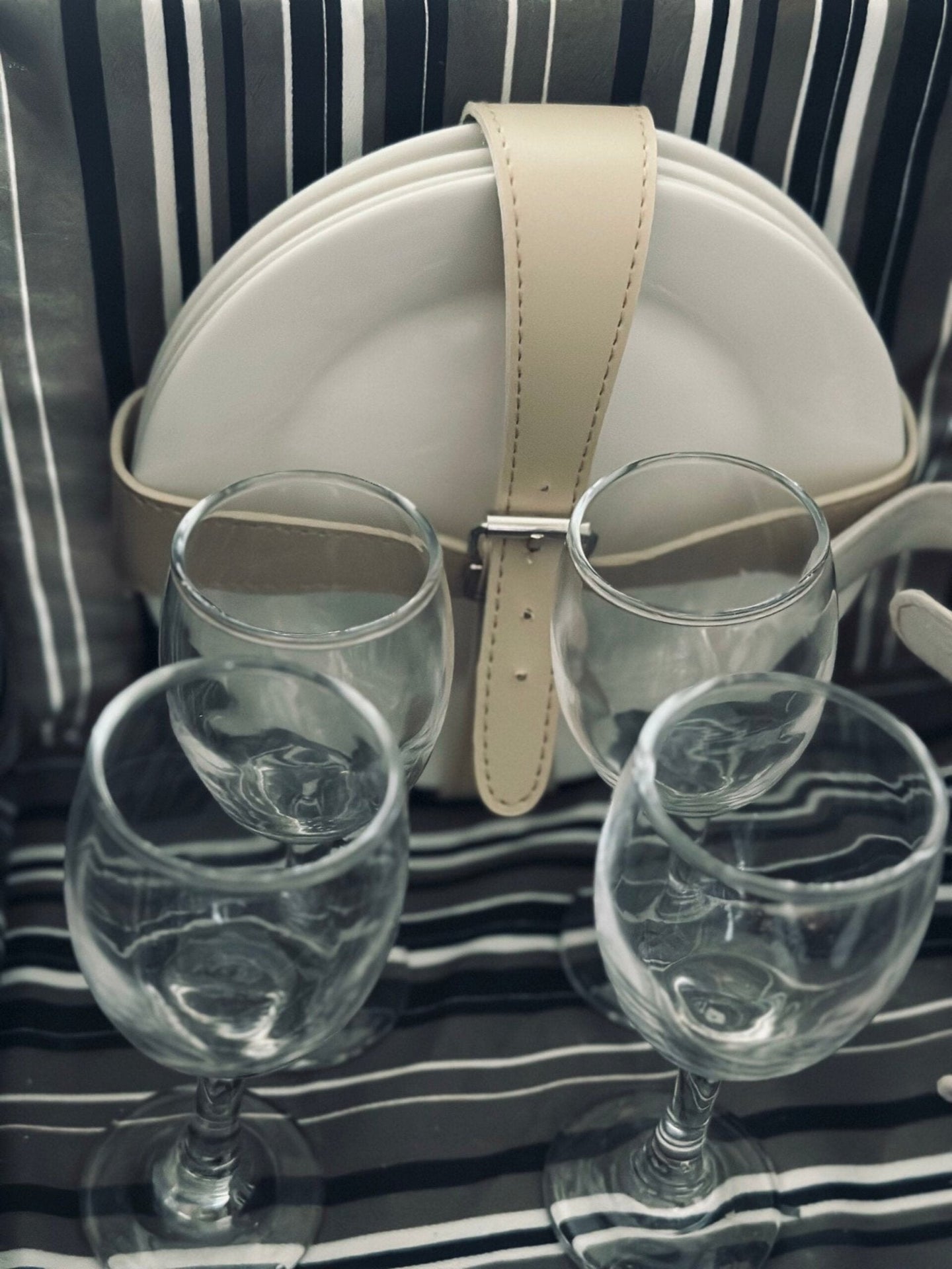 Picnic kurv m. indhold til 4 personer - VIAMAJA.DK