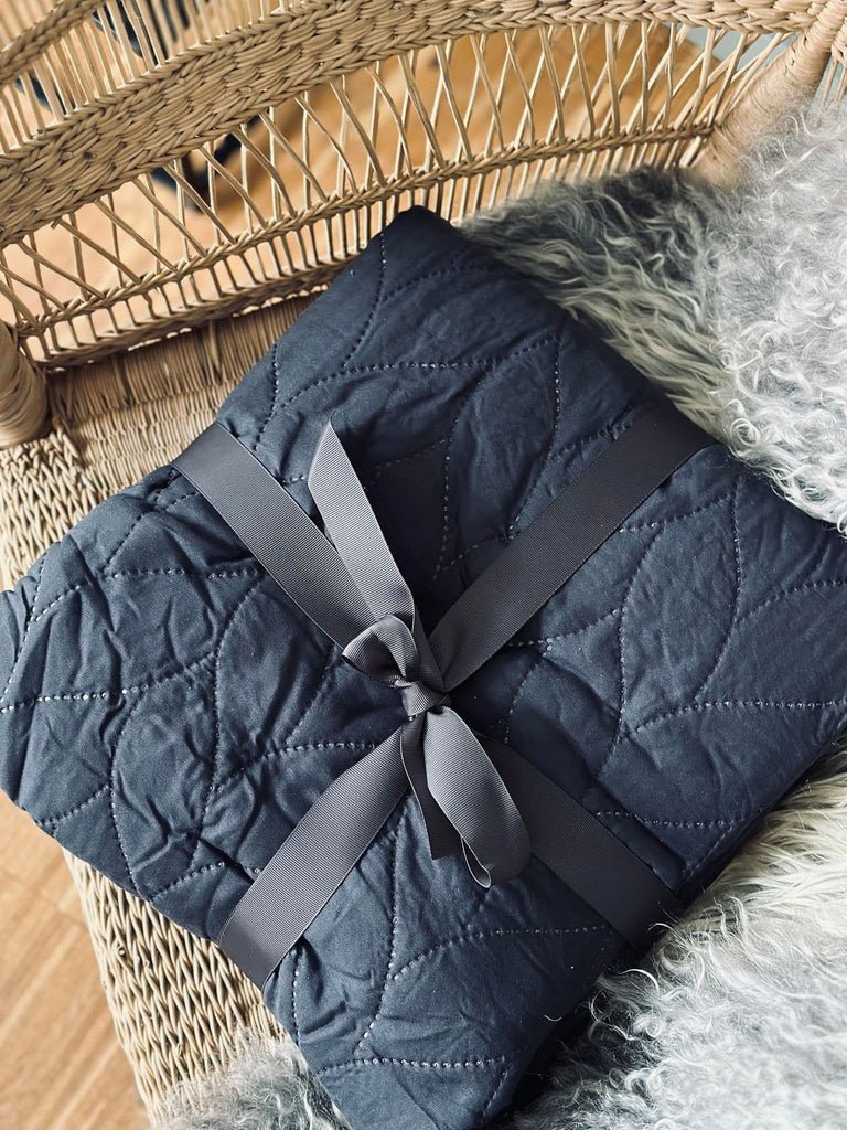 Plaid / sengetæppe – Quilt Navy 200x220cm - VIAMAJA