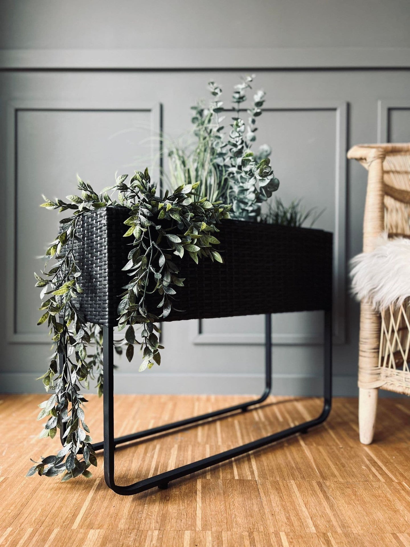 Plantekasse med ben - Sort - VIAMAJA.DK