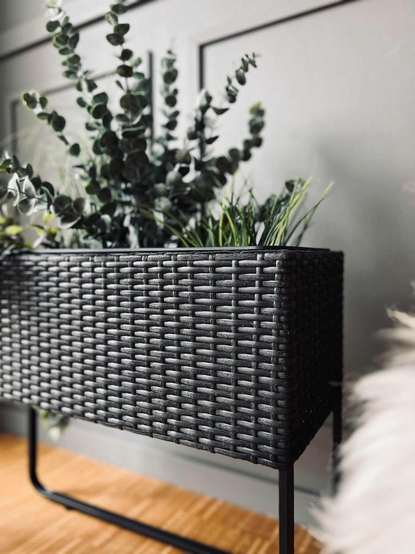 Plantekasse med ben - Sort - VIAMAJA.DK