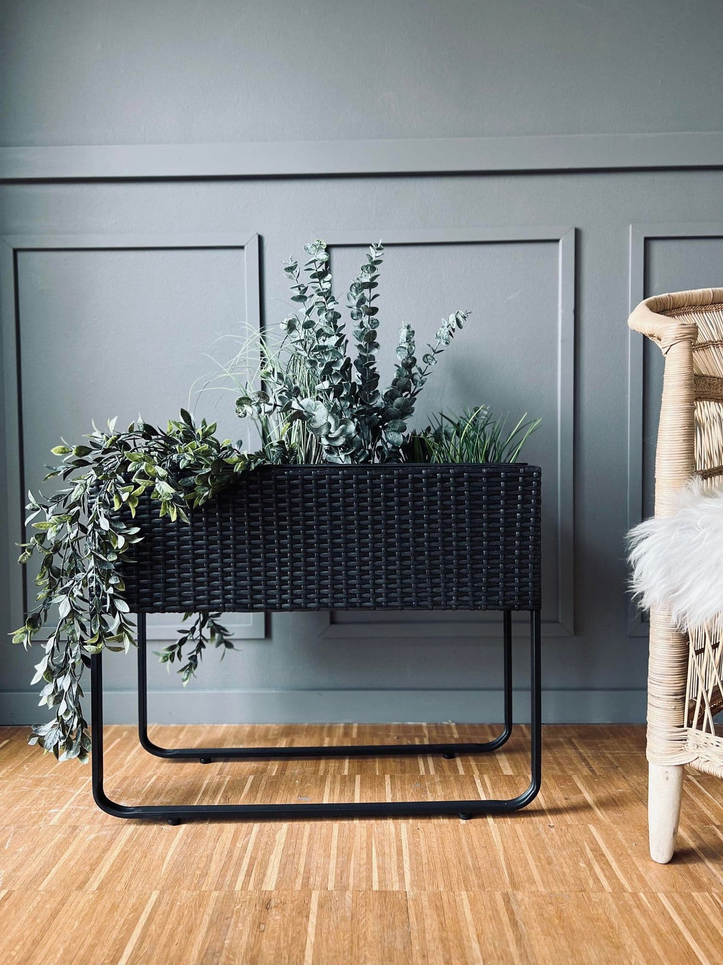 Plantekasse med ben - Sort - VIAMAJA.DK