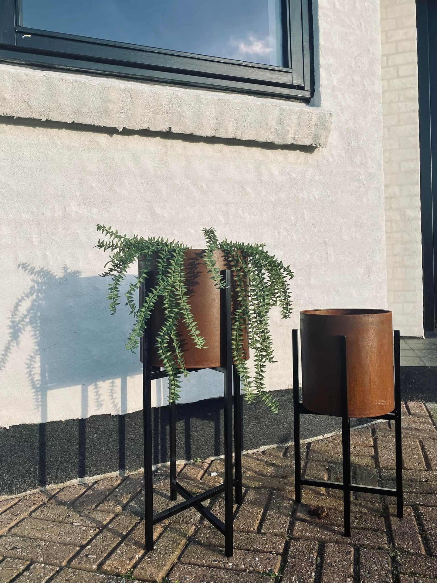 Plantekasse sæt af 2 – Rust med sorte ben - Rund potte - VIAMAJA.DK