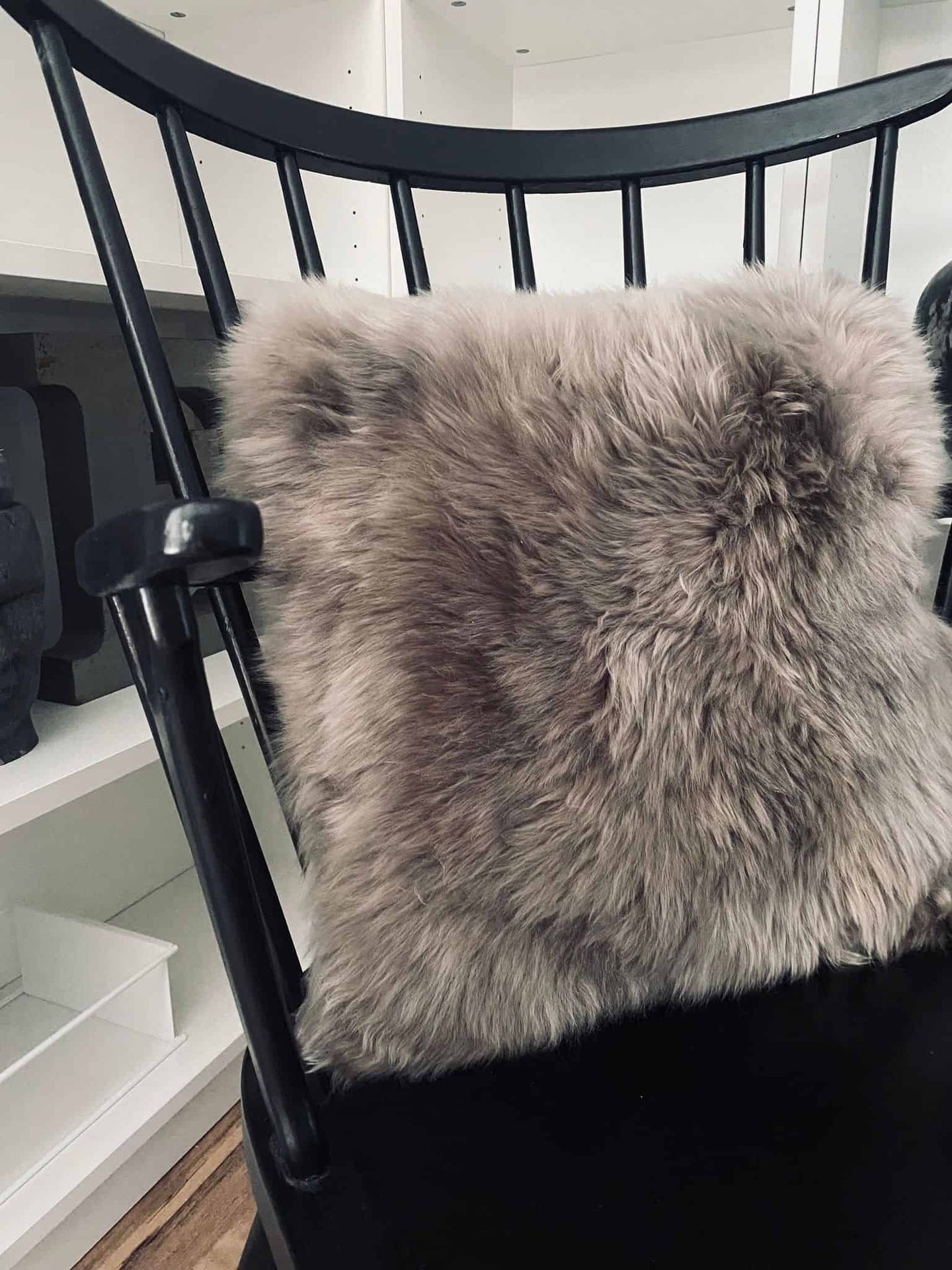 Pude i lammeskind – Mocca 40×40 - 2.Sortering - VIAMAJA.DK