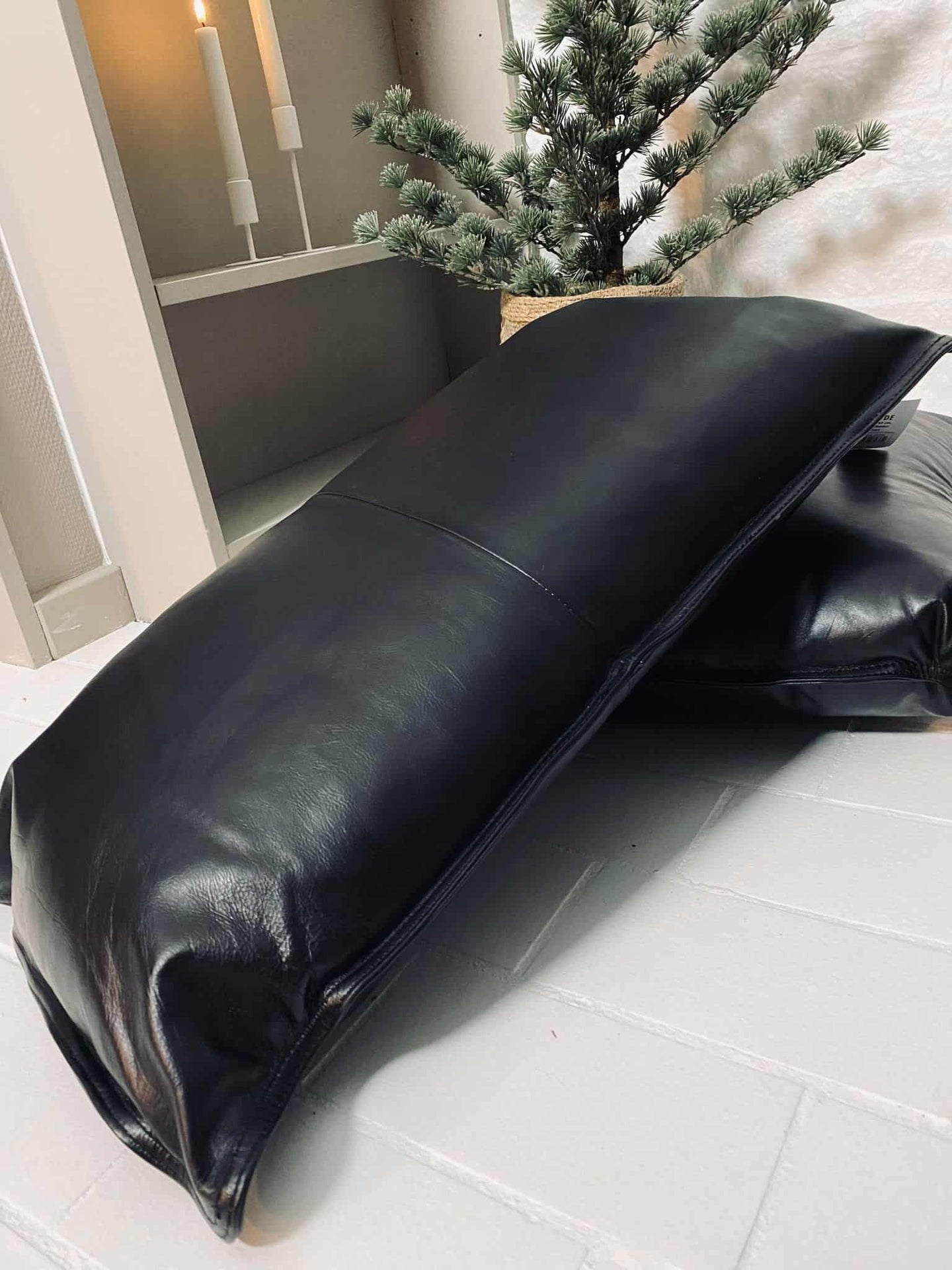 Pude i sort læder – 35x65cm - VIAMAJA.DK