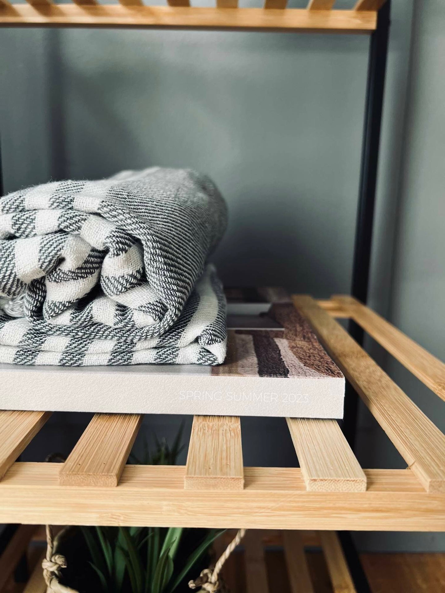 Reol i bambus og metal - VIAMAJA.DK