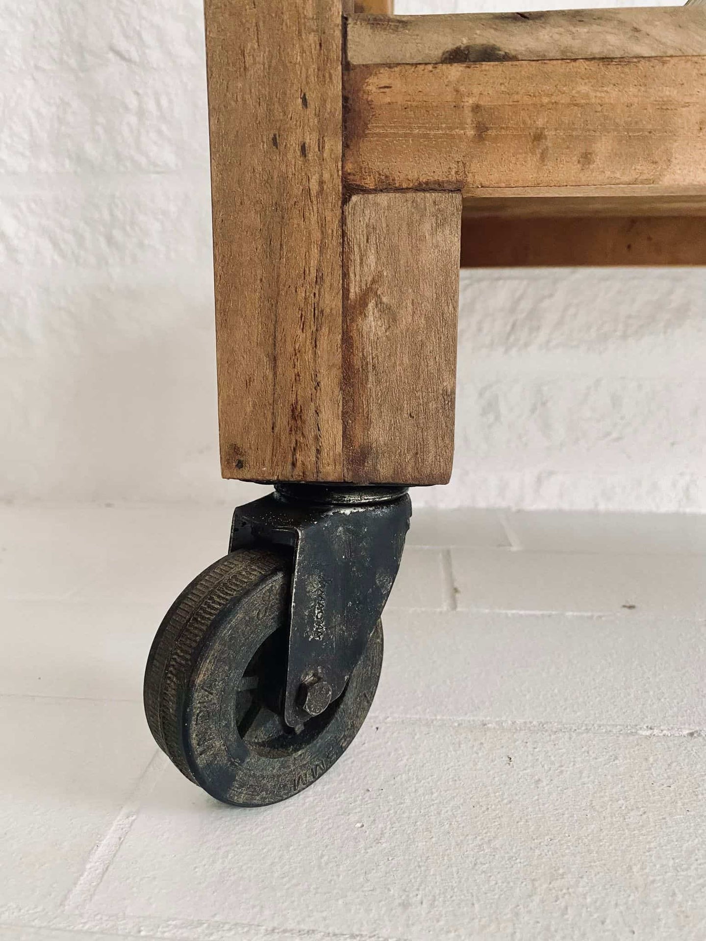 Reol på hjul - VIAMAJA.DK