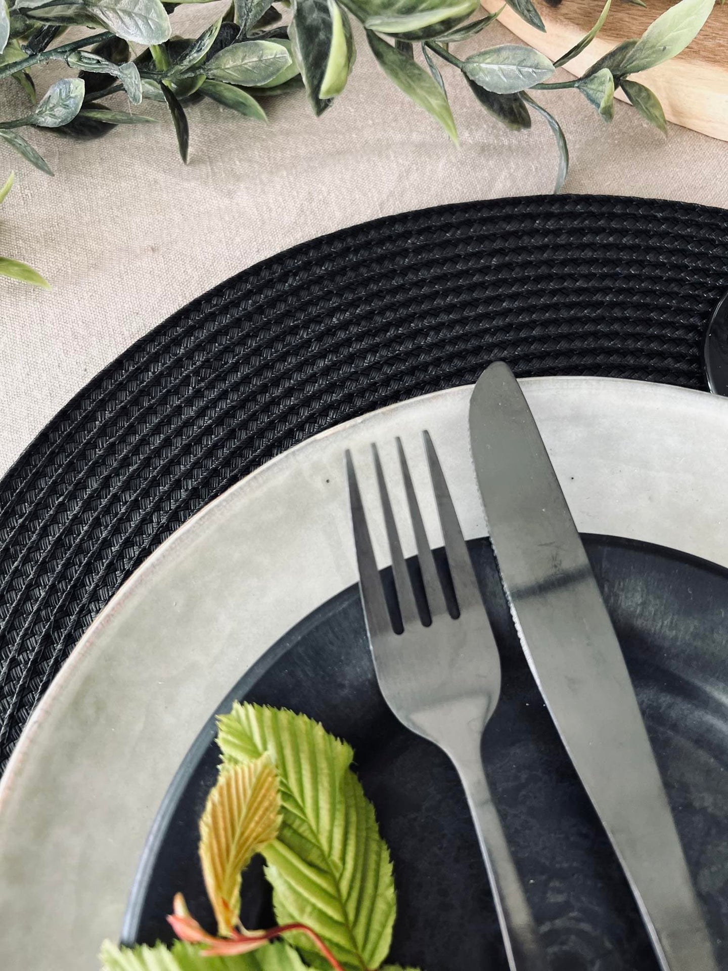 Rund dækkeserviet - Sort - VIAMAJA.DK