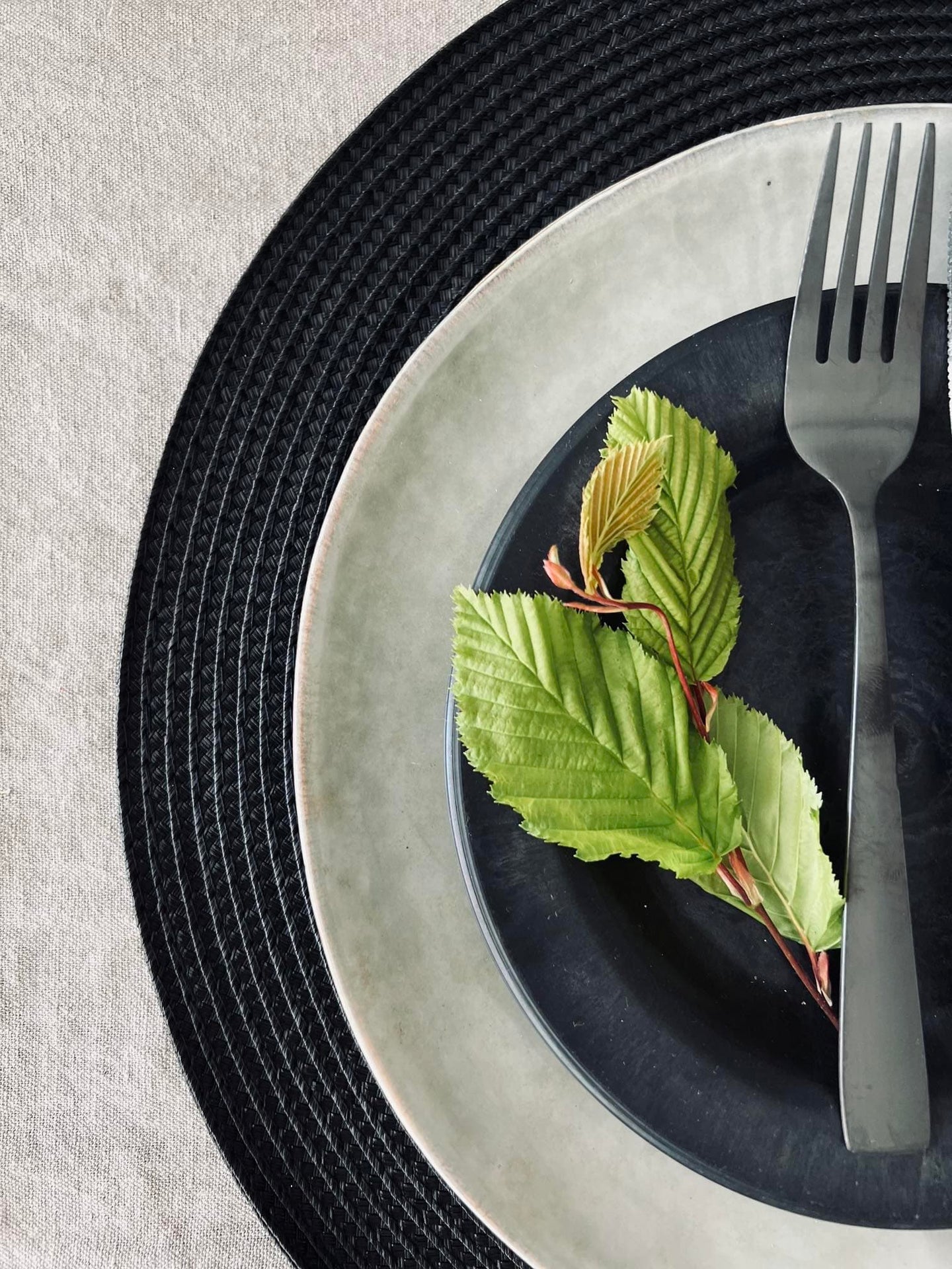 Rund dækkeserviet - Sort - VIAMAJA.DK