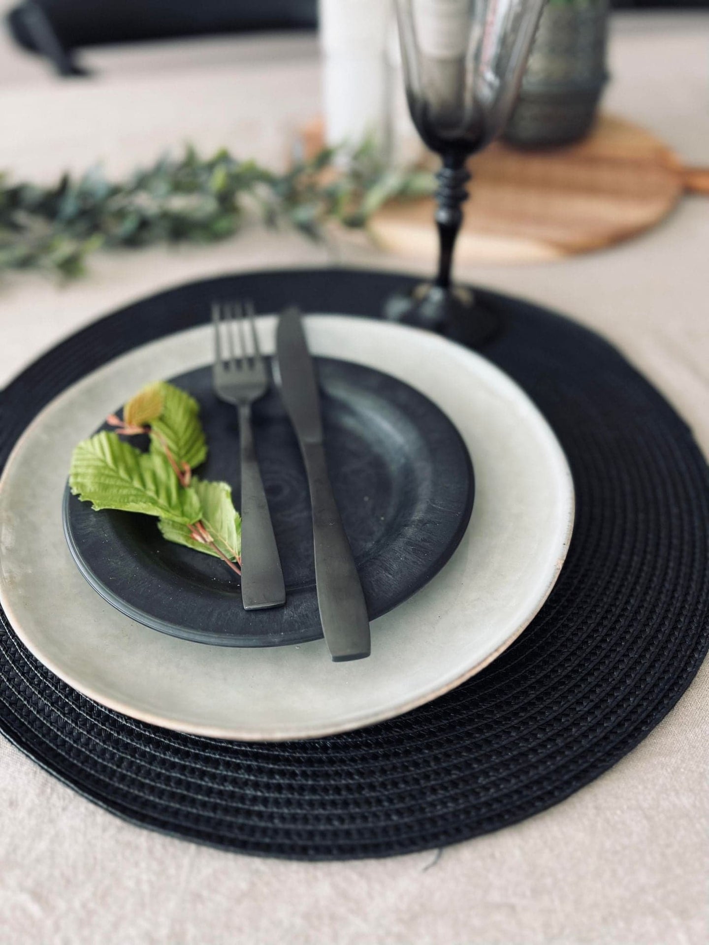 Rund dækkeserviet - Sort - VIAMAJA.DK