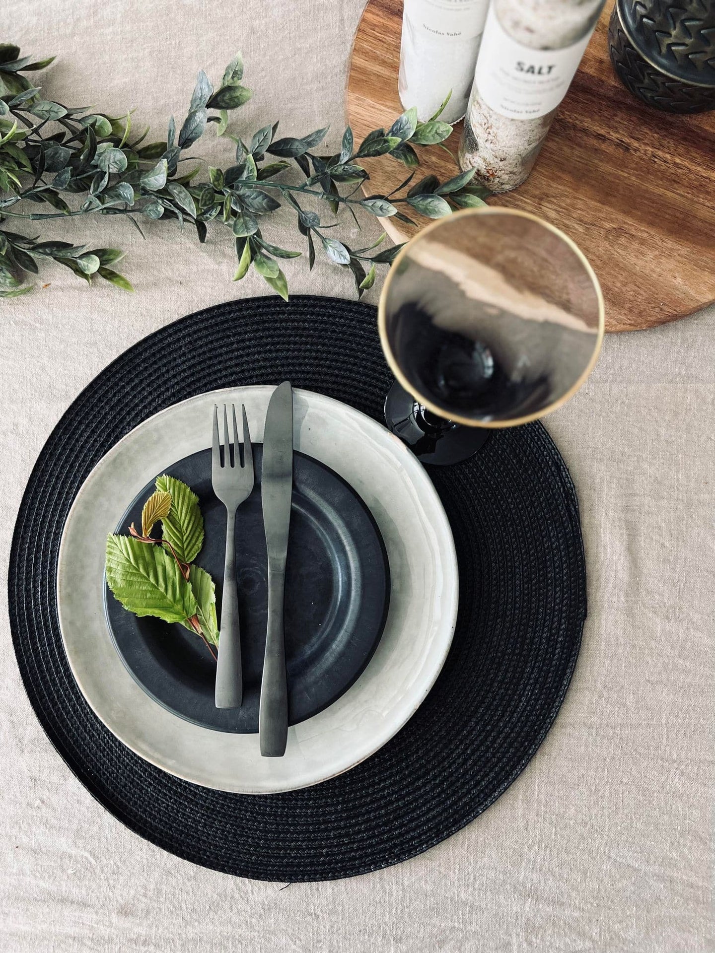 Rund dækkeserviet - Sort - VIAMAJA.DK