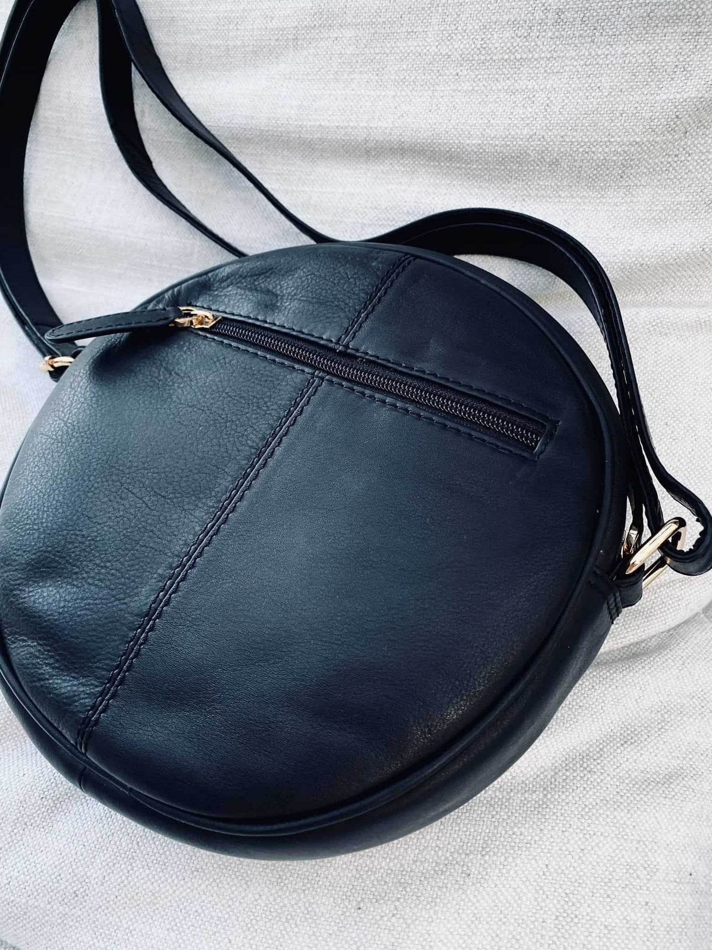 Rund skuldertaske, Sort - VIAMAJA.DK