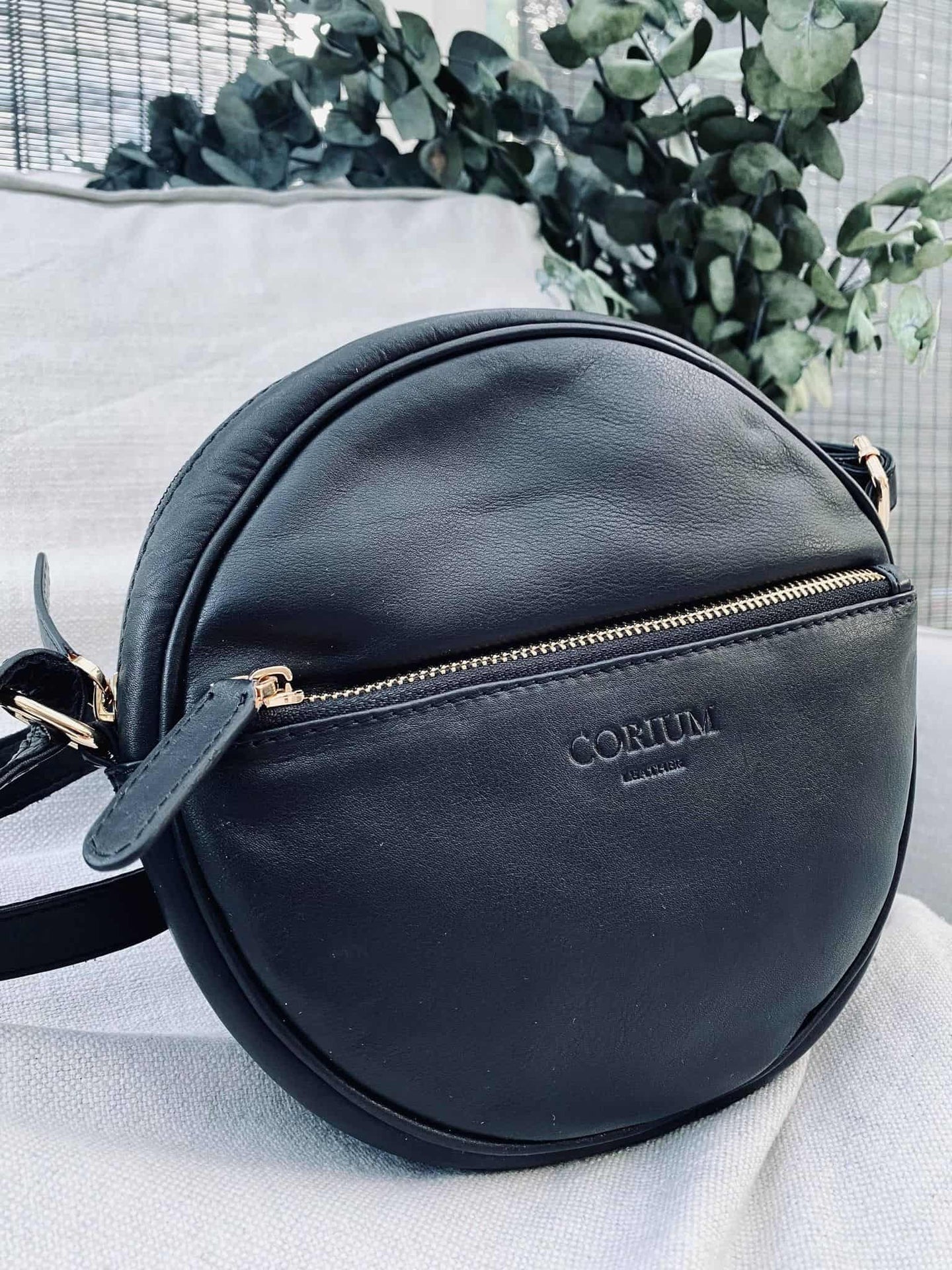 Rund skuldertaske, Sort - VIAMAJA.DK