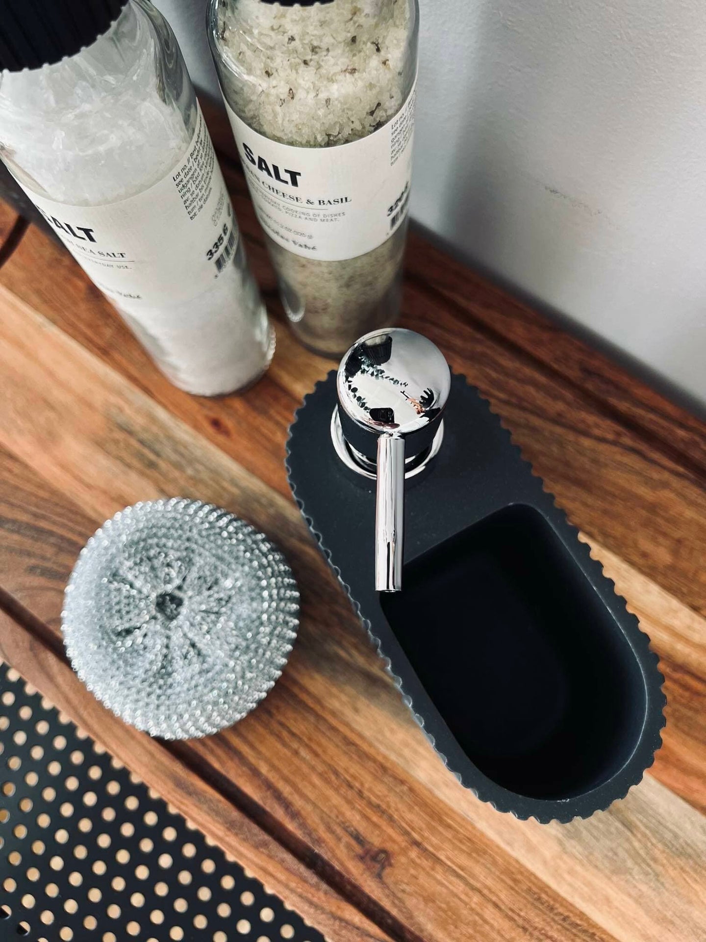 Sæbedispenser SORT med svamp - VIAMAJA.DK