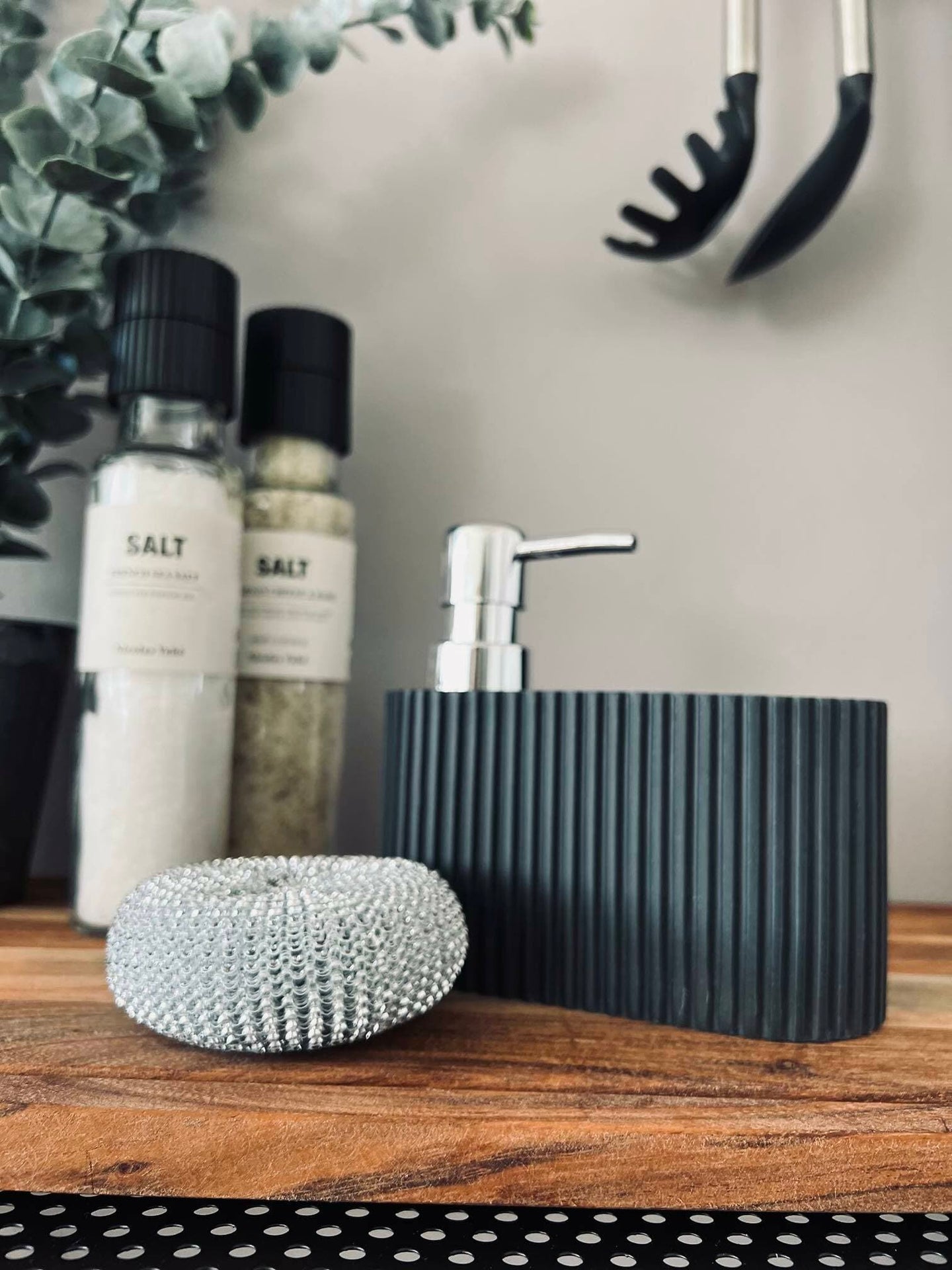 Sæbedispenser SORT med svamp - VIAMAJA.DK