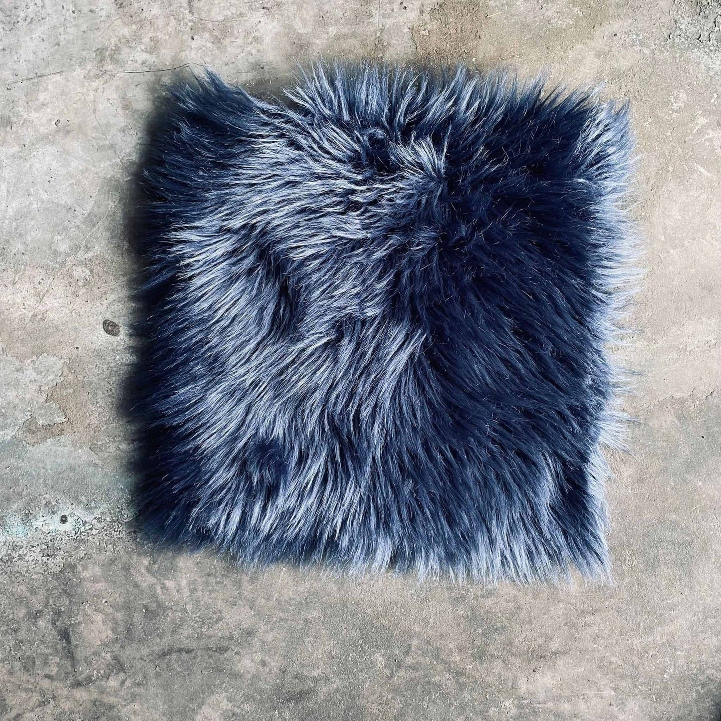 Sædeskind i imiteret pels – JEANS BLUE 40x40 - VIAMAJA.DK