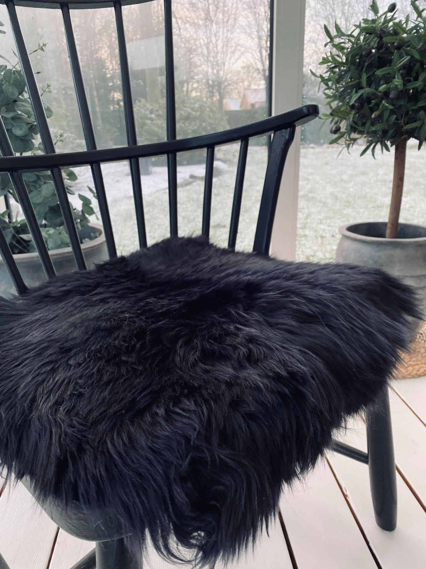 Sædeskind - lammeskind / Sort firkantet - VIAMAJA.DK