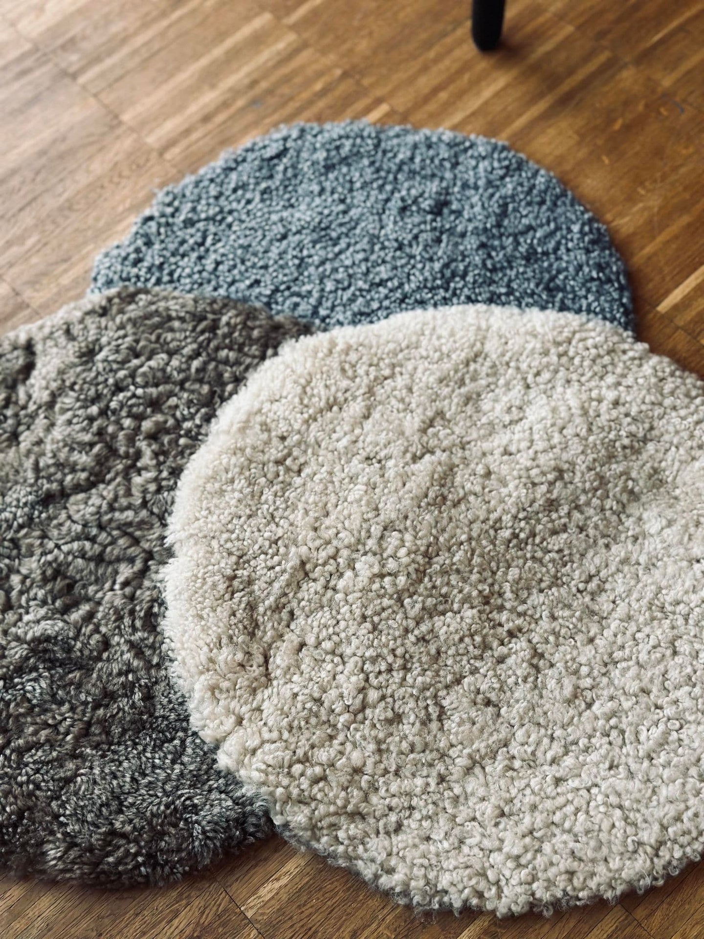 Sædeskind med tætte krøller - Mocca - VIAMAJA.DK