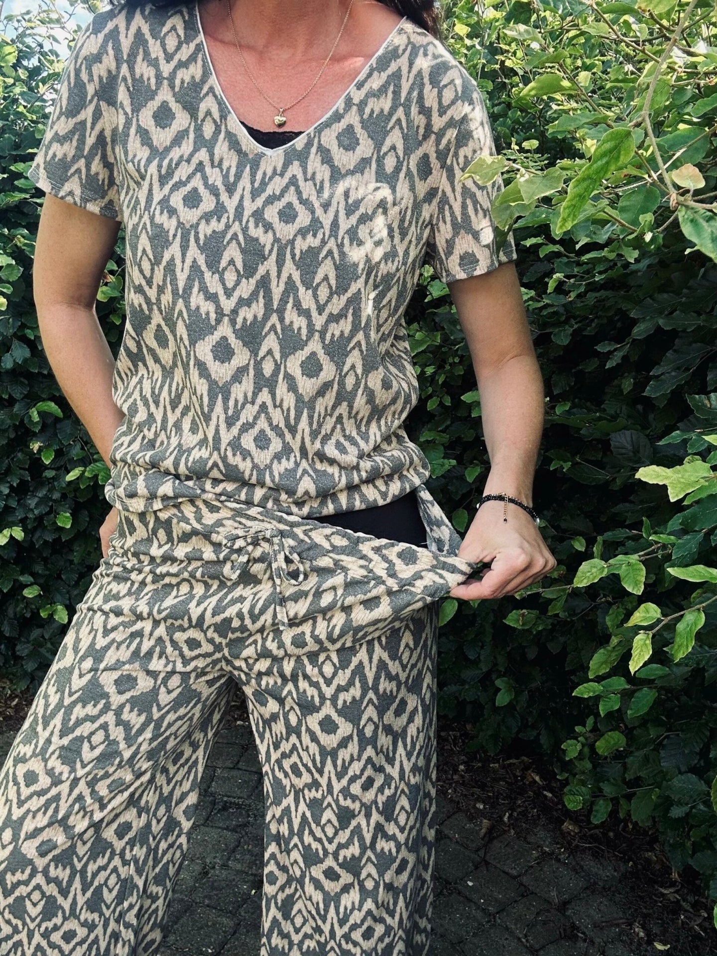 Sæt med bukser og bluse - VIAMAJA.DK