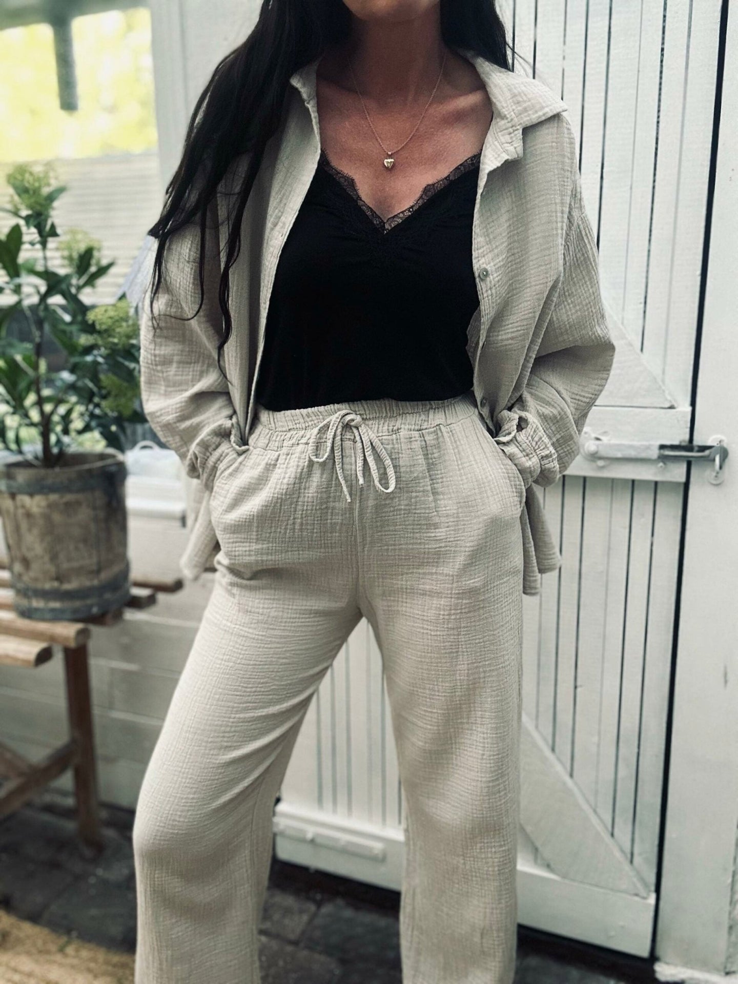 Sæt med vaflet skjorte og bukser – Lys beige bomuld - VIAMAJA.DK