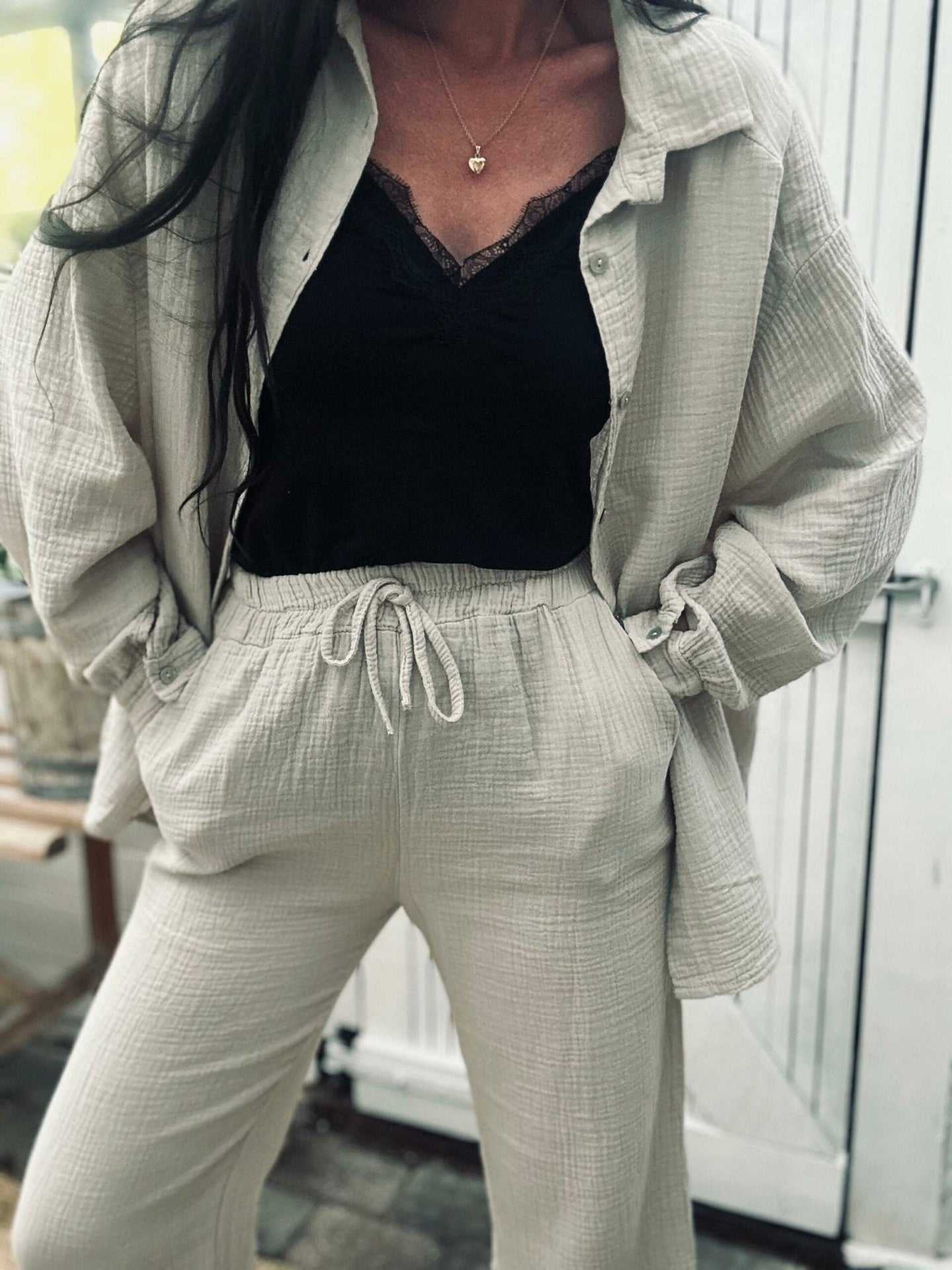 Sæt med vaflet skjorte og bukser – Lys beige bomuld - VIAMAJA.DK