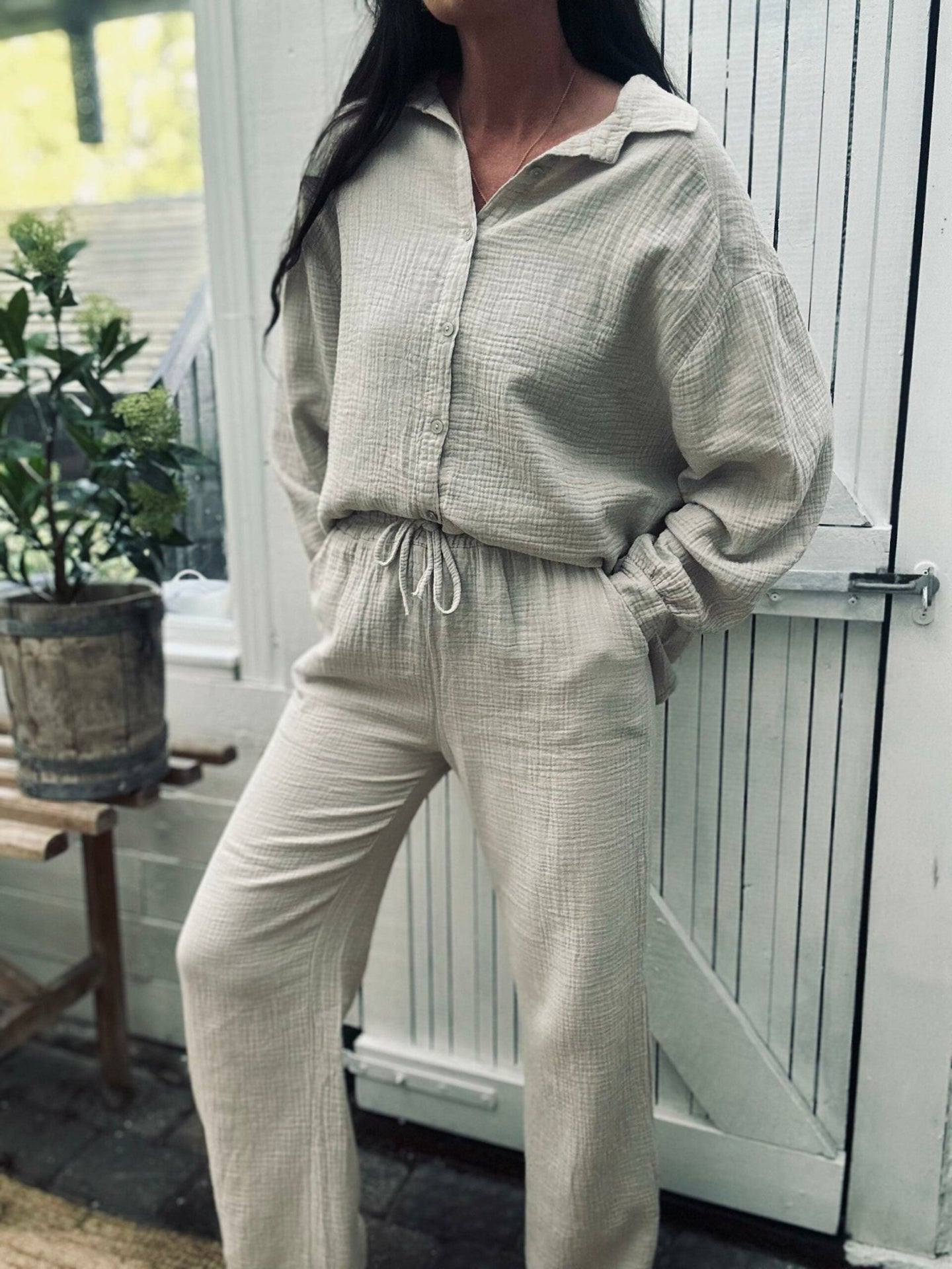 Sæt med vaflet skjorte og bukser – Lys beige bomuld - VIAMAJA.DK