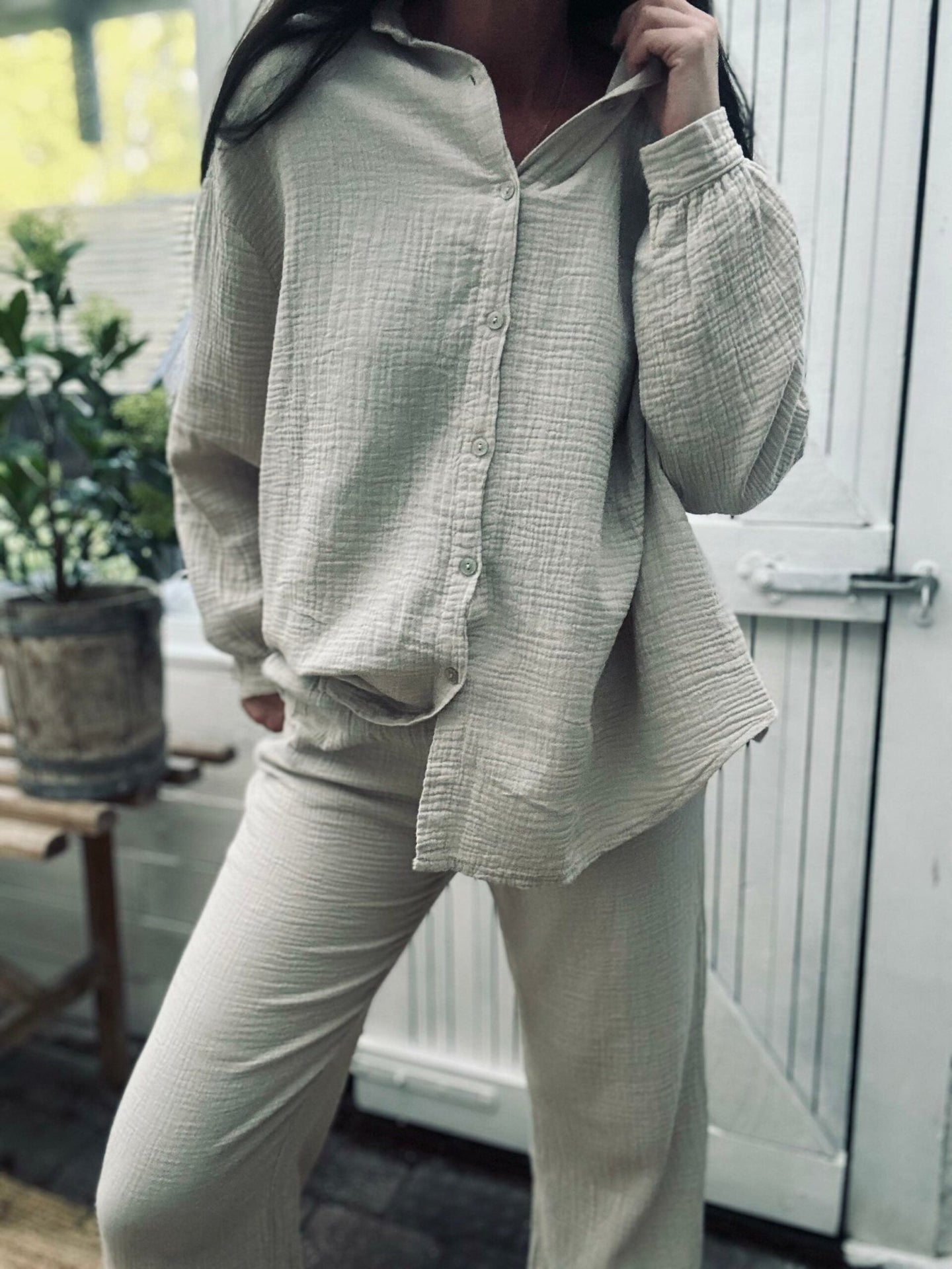 Sæt med vaflet skjorte og bukser – Lys beige bomuld - VIAMAJA.DK