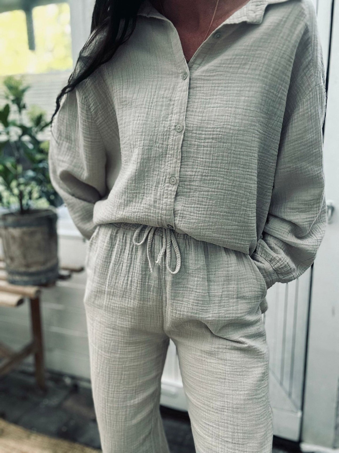 Sæt med vaflet skjorte og bukser – Lys beige bomuld - VIAMAJA.DK