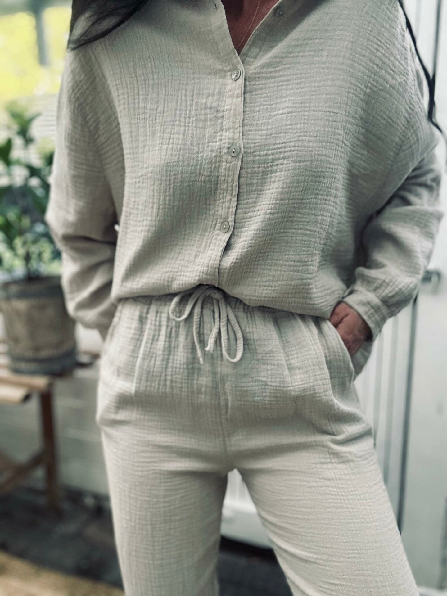 Sæt med vaflet skjorte og bukser – Lys beige bomuld - VIAMAJA.DK