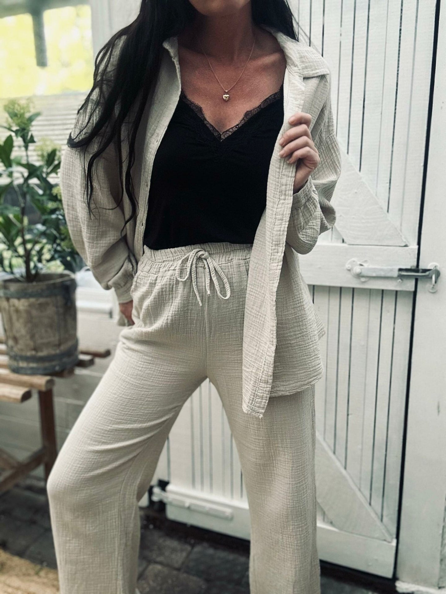 Sæt med vaflet skjorte og bukser – Lys beige bomuld - VIAMAJA.DK