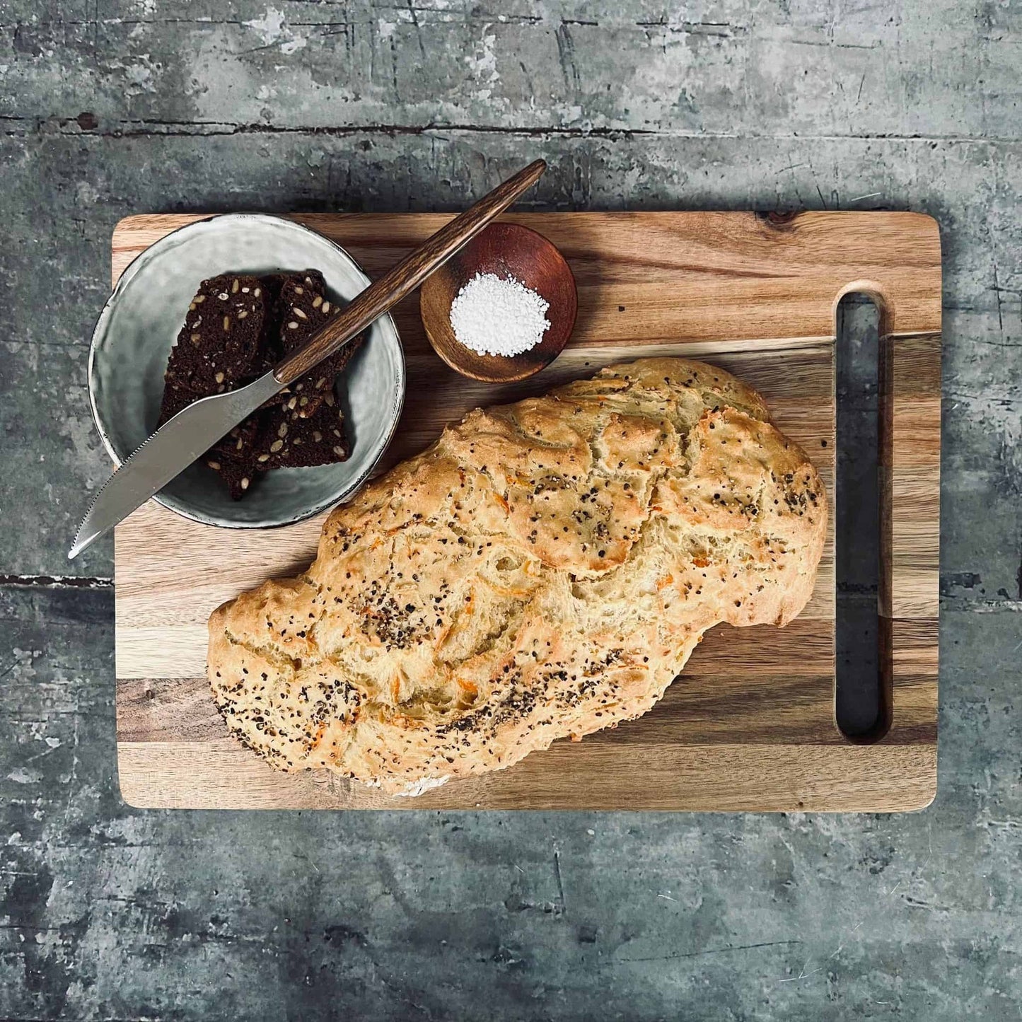 Skærebræt i olieret akacietræ - 24x33cm - VIAMAJA.DK