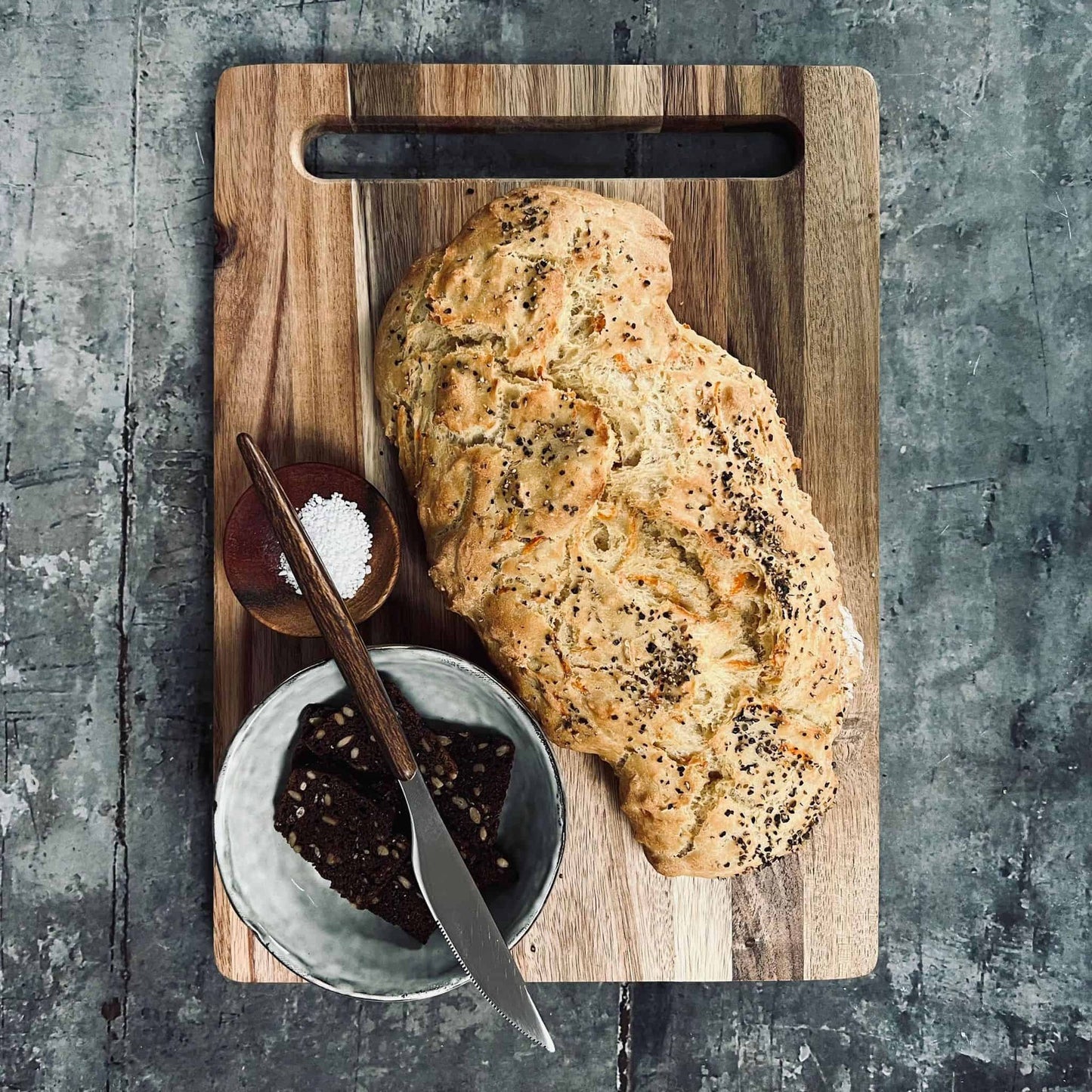 Skærebræt i olieret akacietræ - 24x33cm - VIAMAJA.DK