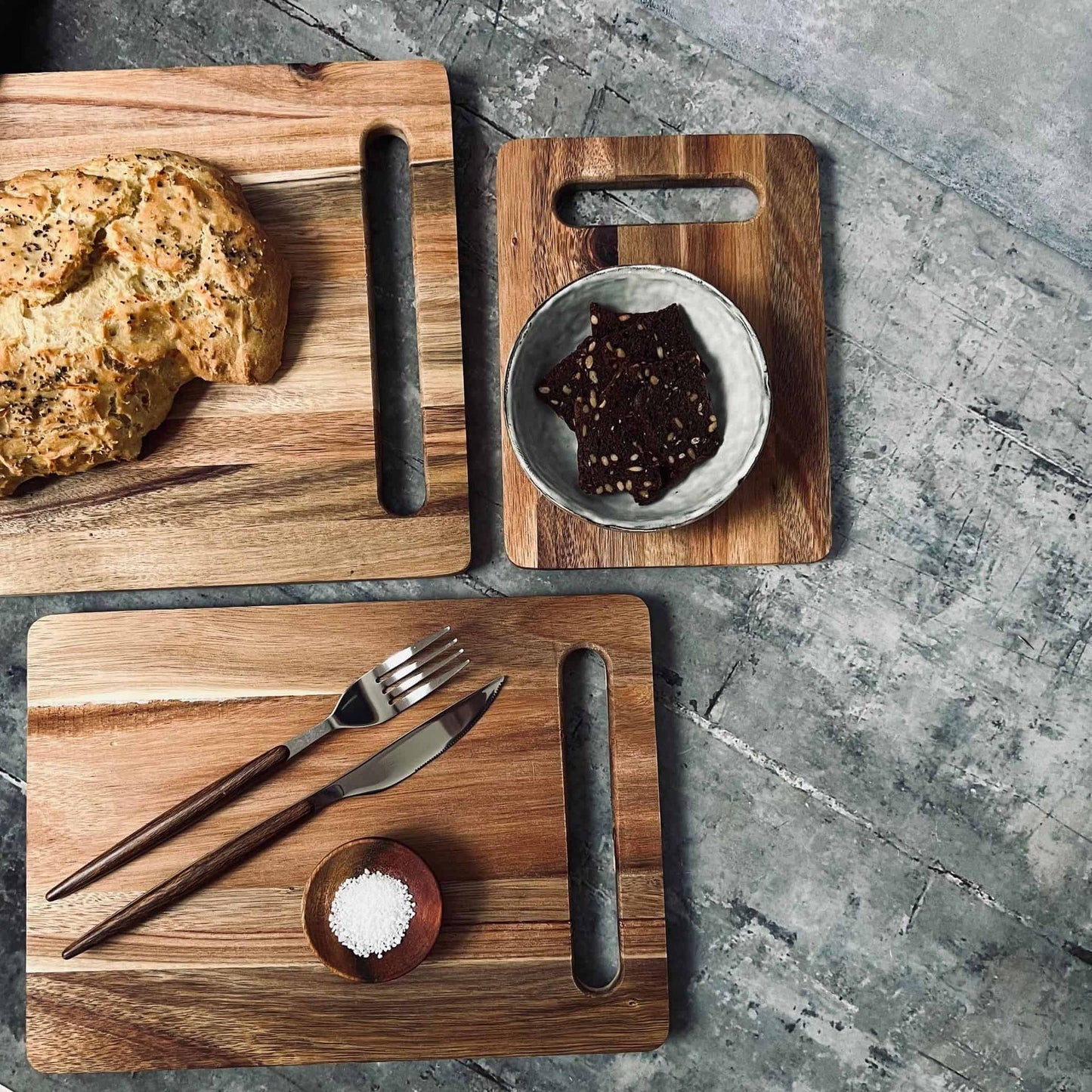 Skærebræt i olieret akacietræ - 24x33cm - VIAMAJA.DK