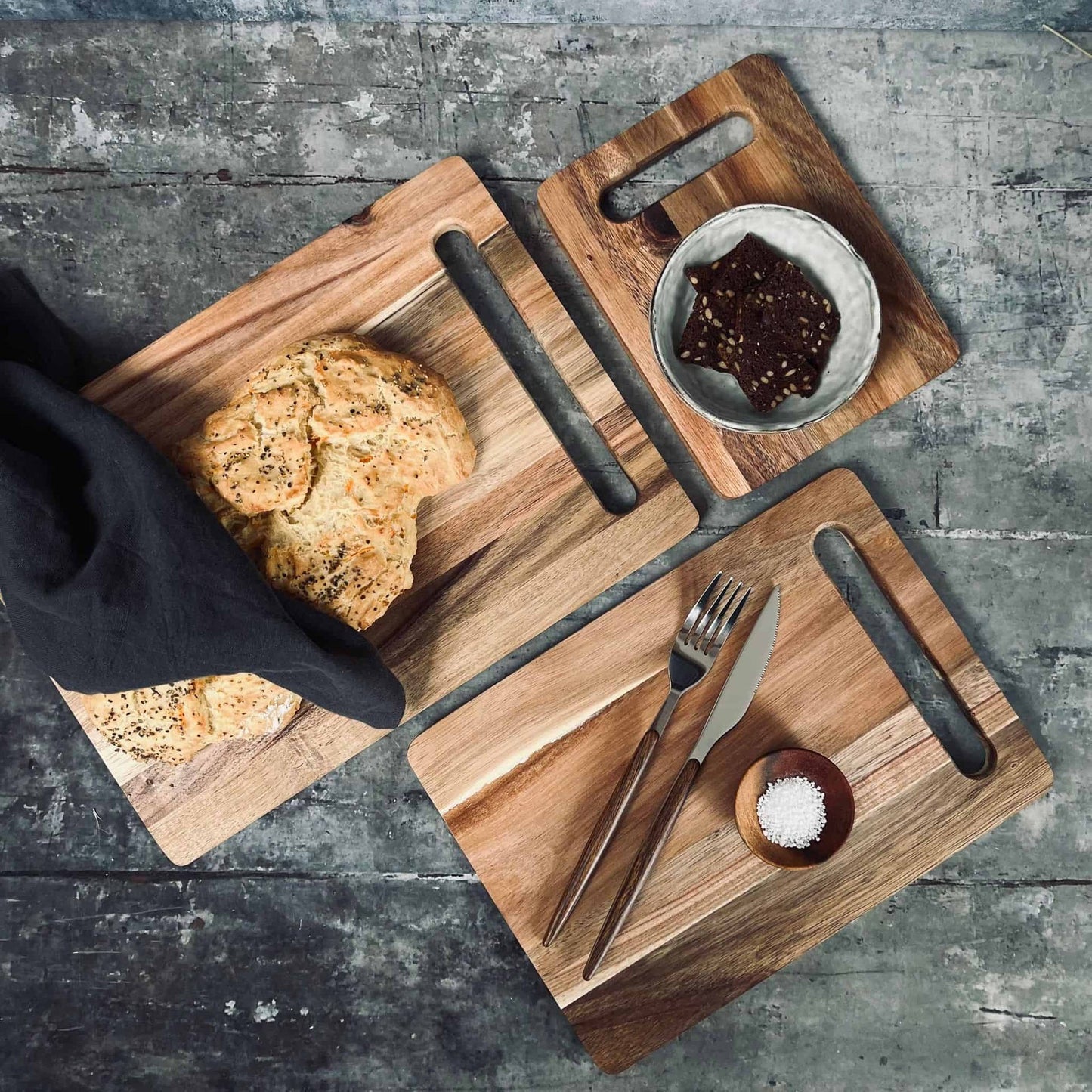 Skærebræt i olieret akacietræ - 24x33cm - VIAMAJA.DK