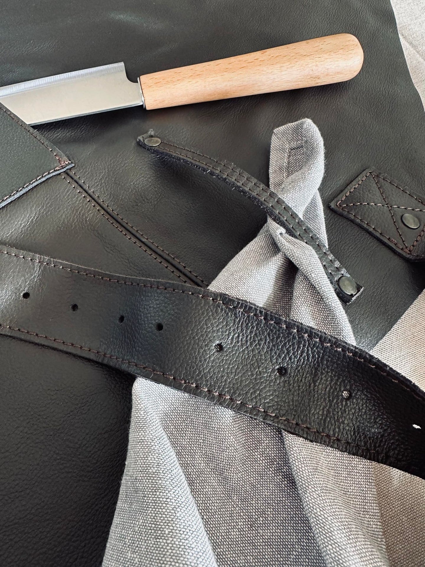 Skindforklæde – Brun bøffellæder - VIAMAJA.DK