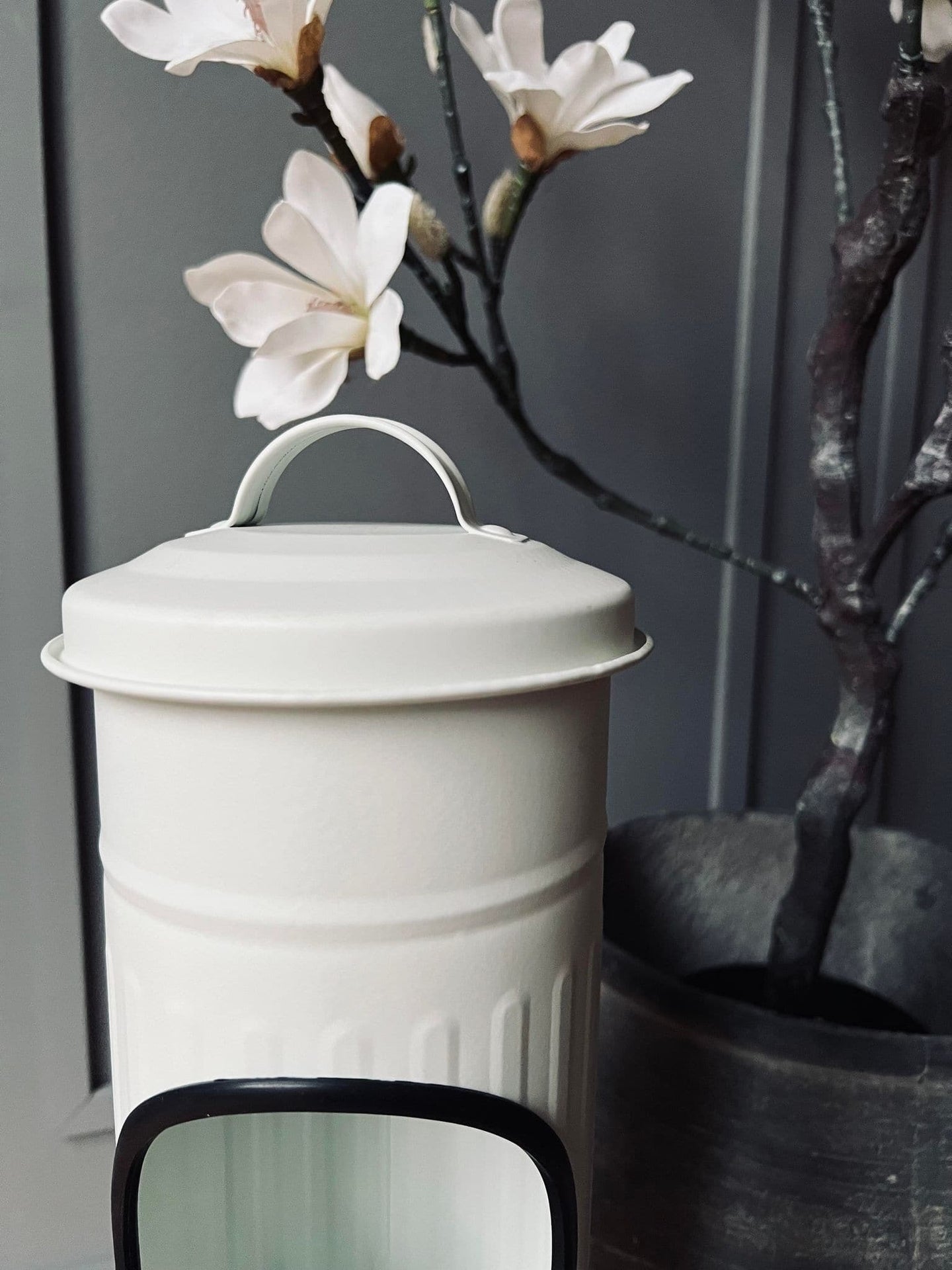 Skraldespand / Askebægre - Hvid metal - VIAMAJA.DK