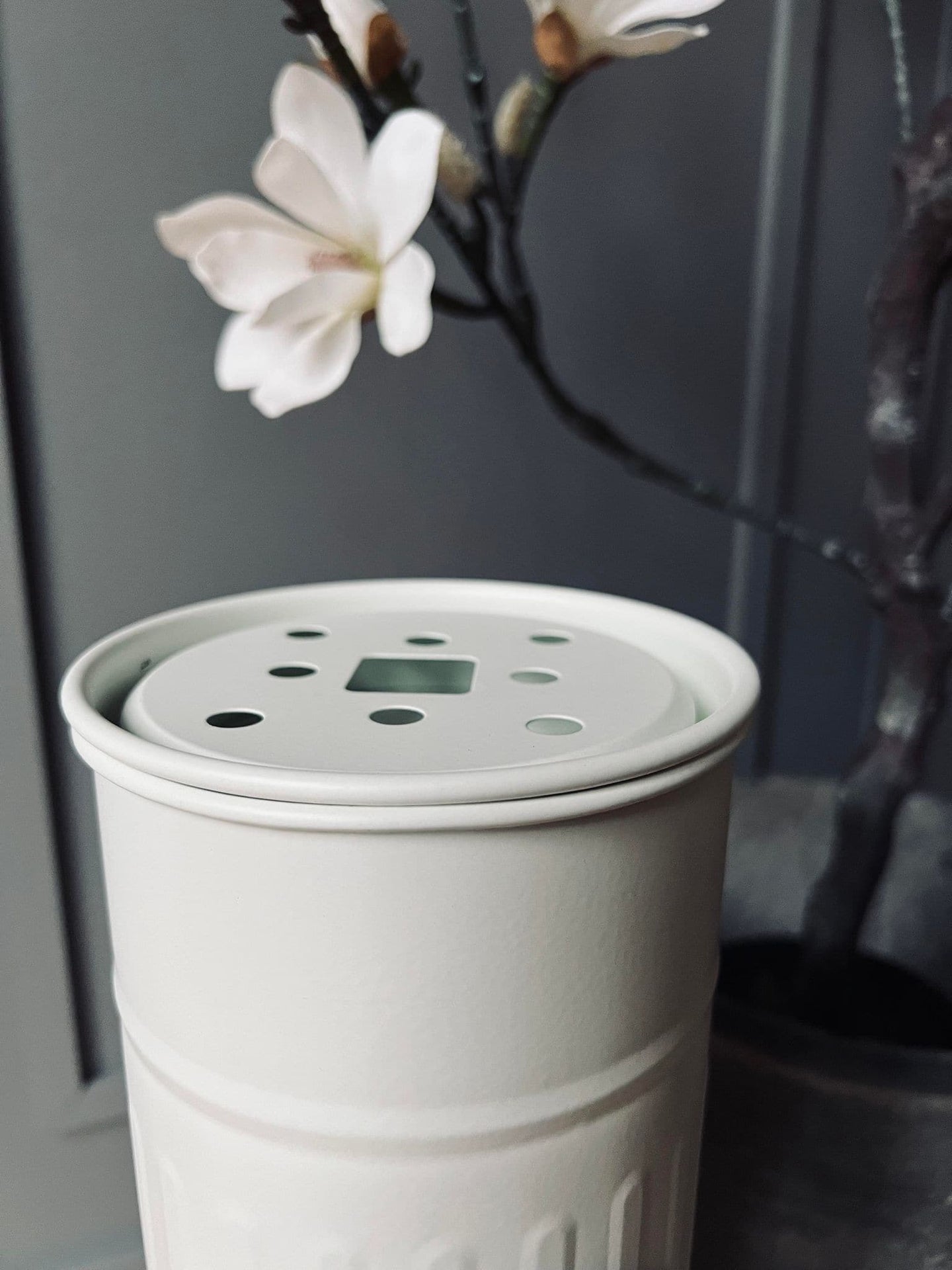 Skraldespand / Askebægre - Hvid metal - VIAMAJA.DK