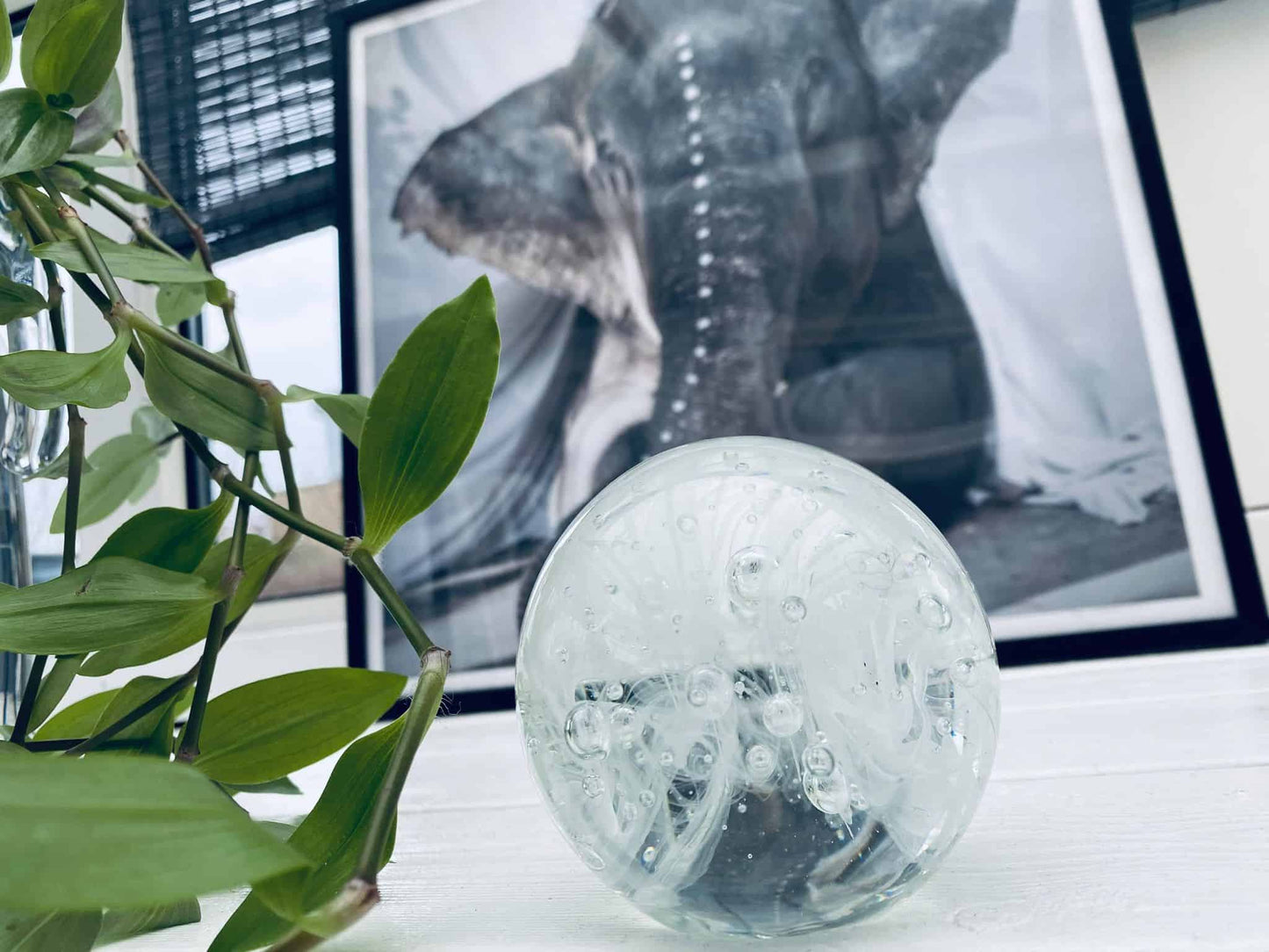 Smuk glaskugle i klar glas - Brevpresser - VIAMAJA.DK