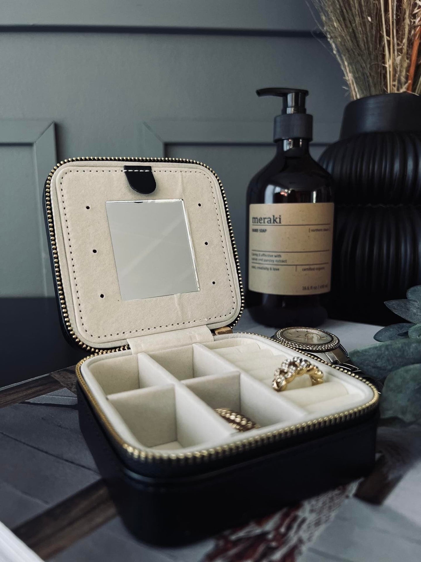 Smykkebox i sort og guld - Quilt - VIAMAJA.DK