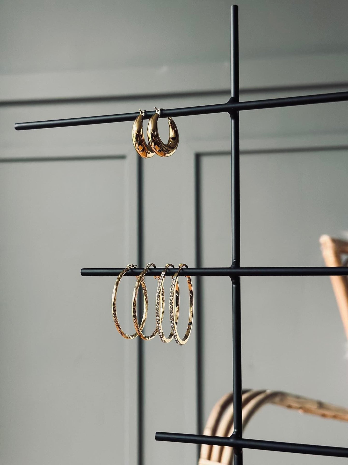 Smykkestativ i sort metal - VIAMAJA.DK