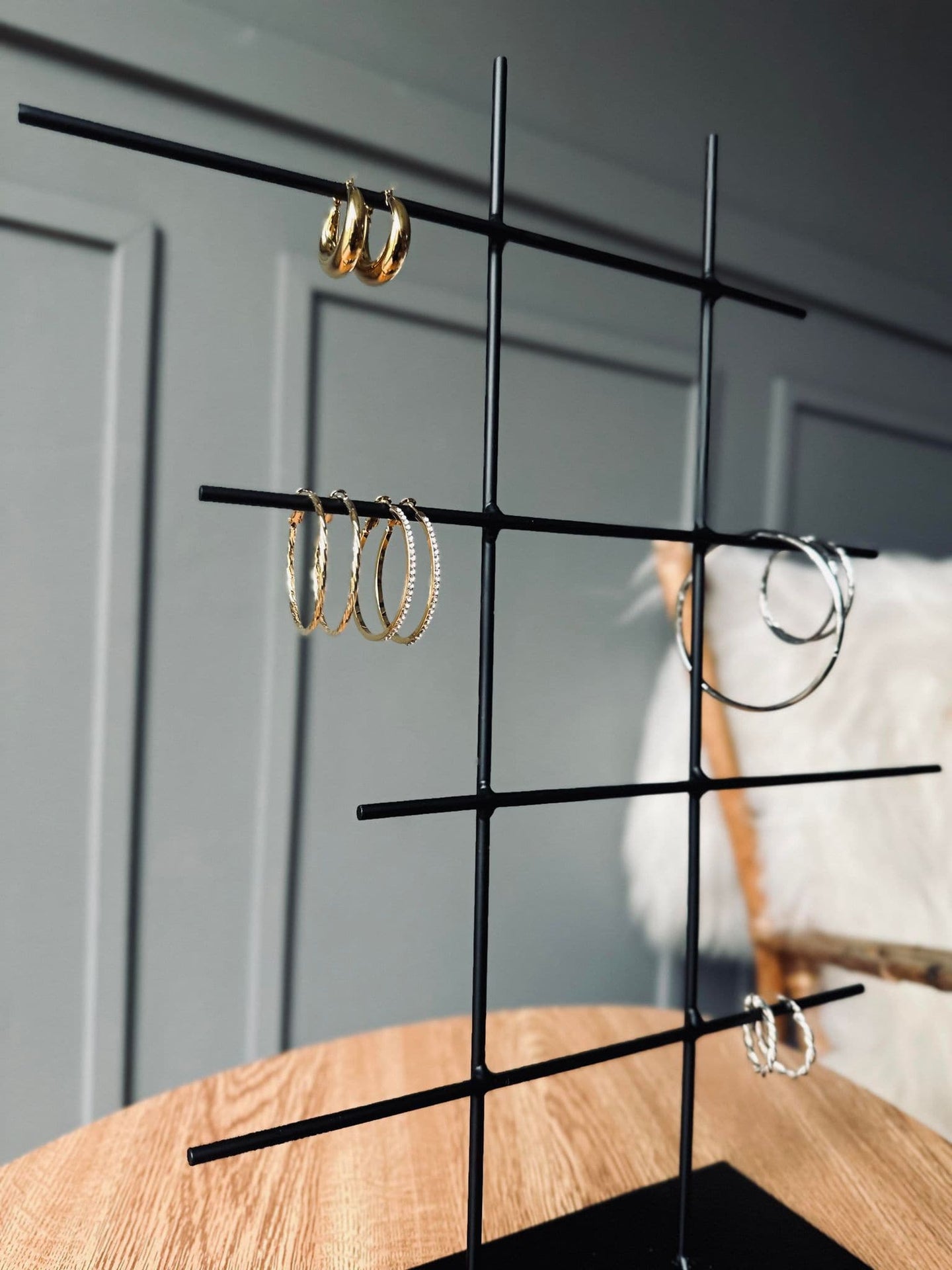 Smykkestativ i sort metal - VIAMAJA.DK