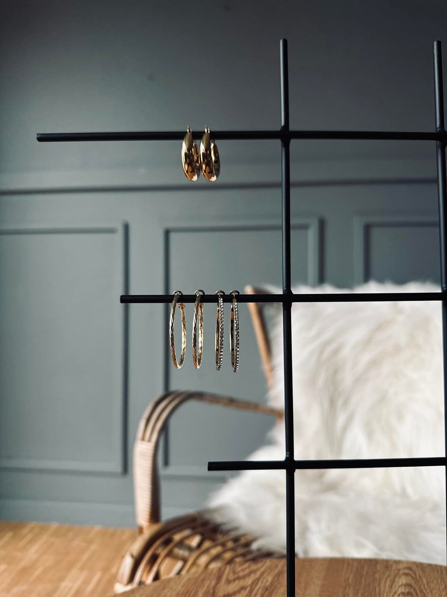 Smykkestativ i sort metal - VIAMAJA.DK